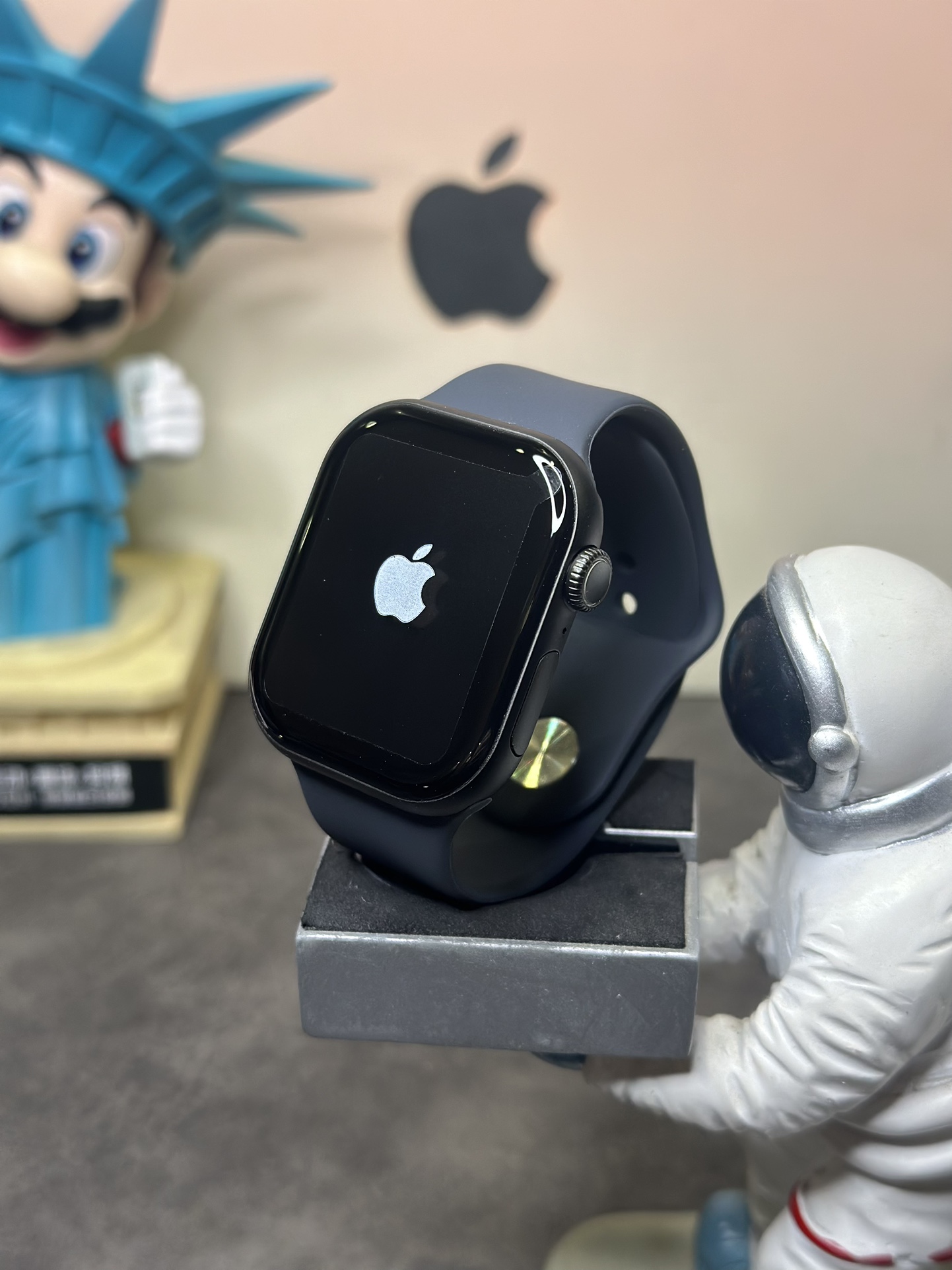 新款出货‼️💰240
ln毒版 苹果AppleWatch 10代 磨砂黑
铝合金边框 扬声器开孔跟按键圈全部1:1正确
原壳料开模 外观尺寸跟原装一样 上手看不出假!
通用正品保护壳 孔位全部对应 市面通货目前做不到
原装Oled液晶屏 黑边跟分辨率跟正品一样 目前最屌
46mm钛合金边框 重量质感跟正品完全一样
市面没有任何同行能够做到如此完全1:1复刻
各位可以尽情对比 欢迎打脸 这就是原版开发的底气
内置GPT Ai助手 任何问题都能回答 非常强大
新增噪音检测功能‼️本地相册 地图导航 电子书
本地音乐 股票 AI翻译 录音笔 手电筒 小游戏等功能
不用带手机也能用手表听歌 手表可以连接蓝牙耳机
系统自带175种运动模式 准确记录各种运动数据
IP68级防水设计 再次刷新标准 生活防水无压力
真实心率检测 真实血氧检测 目前最稳定的智能手表
支持息屏显示 屏幕常亮 床头灯等功能
带微信/支付宝离线支付 NFC门禁 语音助手等50种功能
正品该有的我们也都有 给你正品般享受体验
自家开发app 可自定表盘壁纸 查看各种测量数据
绑定app后可接受微信消息 查看信息内容等
软件内置500+种表盘 长期更新表盘 全部免费使用
目前功能最全的一款表 建议各位到手慢慢挖掘‼️
手表标配机头 双表带 手表无线充 说明书 等等
售后要求 外观不磨损 屏幕膜不撕过可退换‼️
售后保修三个月 人为损坏需收取配件费用