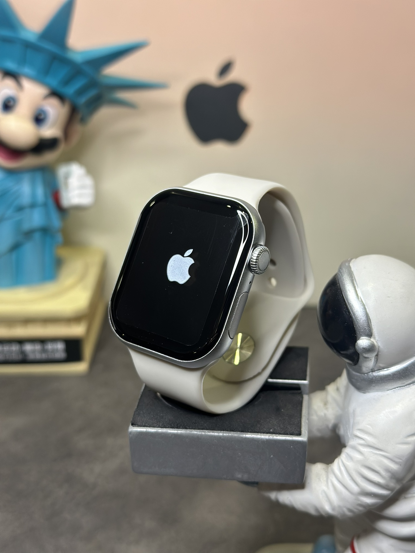 新款出货‼️💰240
ln毒版 苹果AppleWatch 10代 磨砂银
铝合金边框 扬声器开孔跟按键圈全部1:1正确
原壳料开模 外观尺寸跟原装一样 上手看不出假!
通用正品保护壳 孔位全部对应 市面通货目前做不到
原装Oled液晶屏 黑边跟分辨率跟正品一样 目前最屌
46mm钛合金边框 重量质感跟正品完全一样
市面没有任何同行能够做到如此完全1:1复刻
各位可以尽情对比 欢迎打脸 这就是原版开发的底气
内置GPT Ai助手 任何问题都能回答 非常强大
新增噪音检测功能‼️本地相册 地图导航 电子书
本地音乐 股票 AI翻译 录音笔 手电筒 小游戏等功能
不用带手机也能用手表听歌 手表可以连接蓝牙耳机
系统自带175种运动模式 准确记录各种运动数据
IP68级防水设计 再次刷新标准 生活防水无压力
真实心率检测 真实血氧检测 目前最稳定的智能手表
支持息屏显示 屏幕常亮 床头灯等功能
带微信/支付宝离线支付 NFC门禁 语音助手等50种功能
正品该有的我们也都有 给你正品般享受体验
自家开发app 可自定表盘壁纸 查看各种测量数据
绑定app后可接受微信消息 查看信息内容等
软件内置500+种表盘 长期更新表盘 全部免费使用
目前功能最全的一款表 建议各位到手慢慢挖掘‼️
手表标配机头 双表带 手表无线充 说明书 等等
售后要求 外观不磨损 屏幕膜不撕过可退换‼️
售后保修三个月 人为损坏需收取配件费用