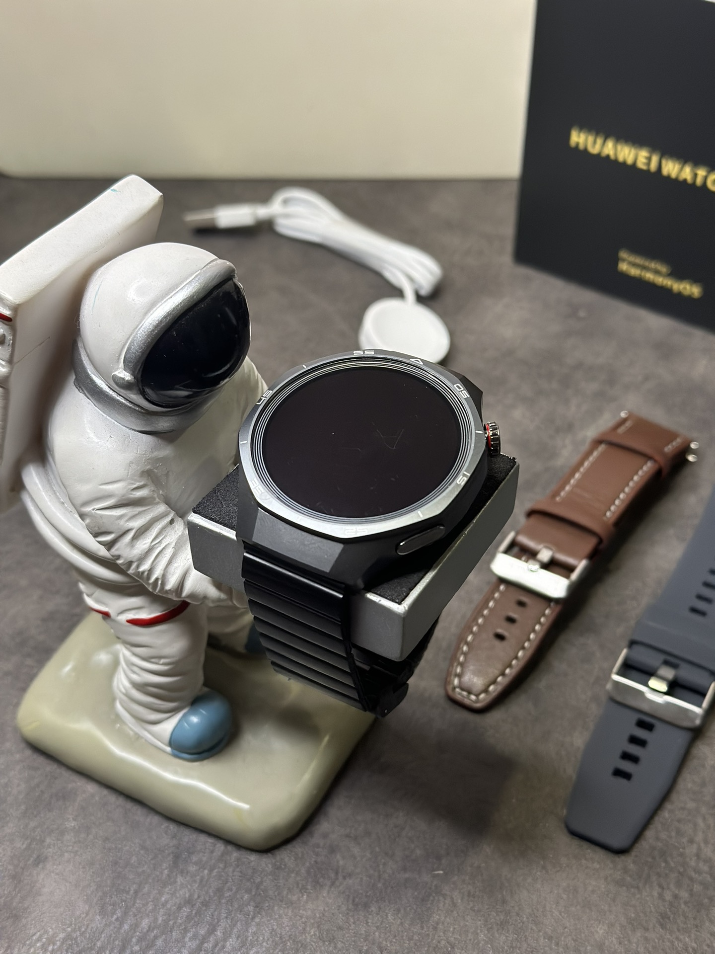 出厂批发价💰190
华为HUAWEI GT5 Pro 智能手表 黑色
原装Oled屏 正确表盘刻度运动圈
侧面红圈按钮跟原装一样 上手看不出假
升级钛合金边框 质感非常高 日常佩戴不怕磕碰

46mm钛合金边框 重量质感跟正品完全一样
市面没有任何同行能够做到如此完全1:1复刻
各位可以尽情对比 欢迎打脸 这就是原版开发的底气

功能全面升级‼️
支持本地相册 地图导航 电子书 连接蓝牙耳机等
本地音乐 录音笔 手电筒 内置小游戏等功能
系统自带175种运动模式 准确记录各种运动数据
IP68级防水设计 再次刷新标准 生活防水无压力
真实心率检测 真实血氧检测 目前最稳定的智能手表
支持息屏显示 屏幕常亮 床头灯等功能
带支付宝离线支付 NFC门禁 语音助手等50种功能
正品该有的我们也都有 给你正品般享受体验
自家开发app 可自定表盘壁纸 查看各种测量数据
绑定app后可接受微信消息 查看信息内容等
软件内置500+种表盘 长期更新表盘 全部免费使用
目前功能最全的一款表 建议各位到手慢慢挖掘‼️

手表标配三条表带 手表无线充 说明书 等等
售后保修三个月 外观不磨损/屏幕膜不撕过可退换‼️