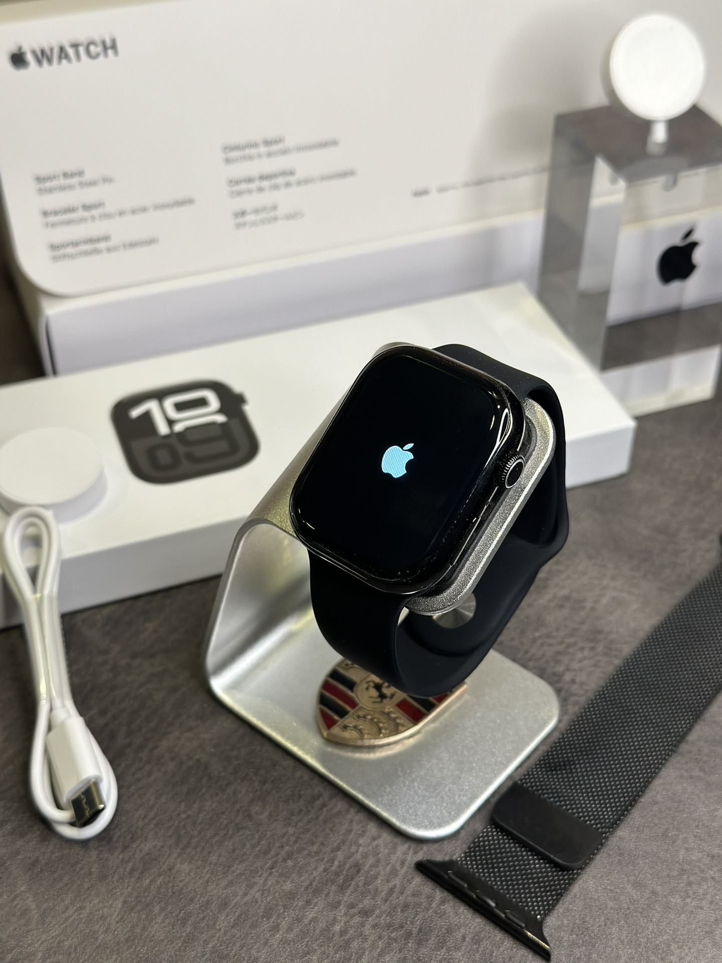 新款出货‼️💰190 开机logo
苹果Apple Watch Series10 代手表 澳洲版
原装开模1:1复刻 开关机都有苹果logo图标
包装跟本机都带序列号 支持官网查询验证
专供外贸跨境电商平台 上架必爆的产品！
赠送type-c接口无线充 跟正品一样
外观一比一 上手真正看不出假 后盖带卡扣

新增手势功能 支持手势接听电话等
自主开发软件 支持苹果 安卓 鸿蒙 所有手机都能用
自带多国家语言（英语、法语、西班牙语、波兰语、葡萄牙语、韩语、意大利语、德语、马来语、印尼、荷兰语、越南语、土耳其语、俄语、阿拉伯语、希伯来语、泰语、希腊语、印地语、缅甸语）支持外贸平台 
低功耗 2-3天超长续航  无线充电 IP68级防水 
带支付宝离线支付 支持绑定微信 QQ 脸书 推特等社交二维码 支持必定微信 QQ 谷歌收款码 
主要功能：心率 血压 血氧 心电图 女生生理期 体温 天气 指南针 计算器 语音助手 计步 呼吸训练 睡眠检测等超多功能  
系手表内置多种运动模式 常见的运动模式都有
app每天更新最新表盘 上百个表盘免费更换！
标配原装配件 手表 表带 充电器等全套配件
售后保修三个月
外观不磨损 包装完好 屏幕膜不撕过可以退换