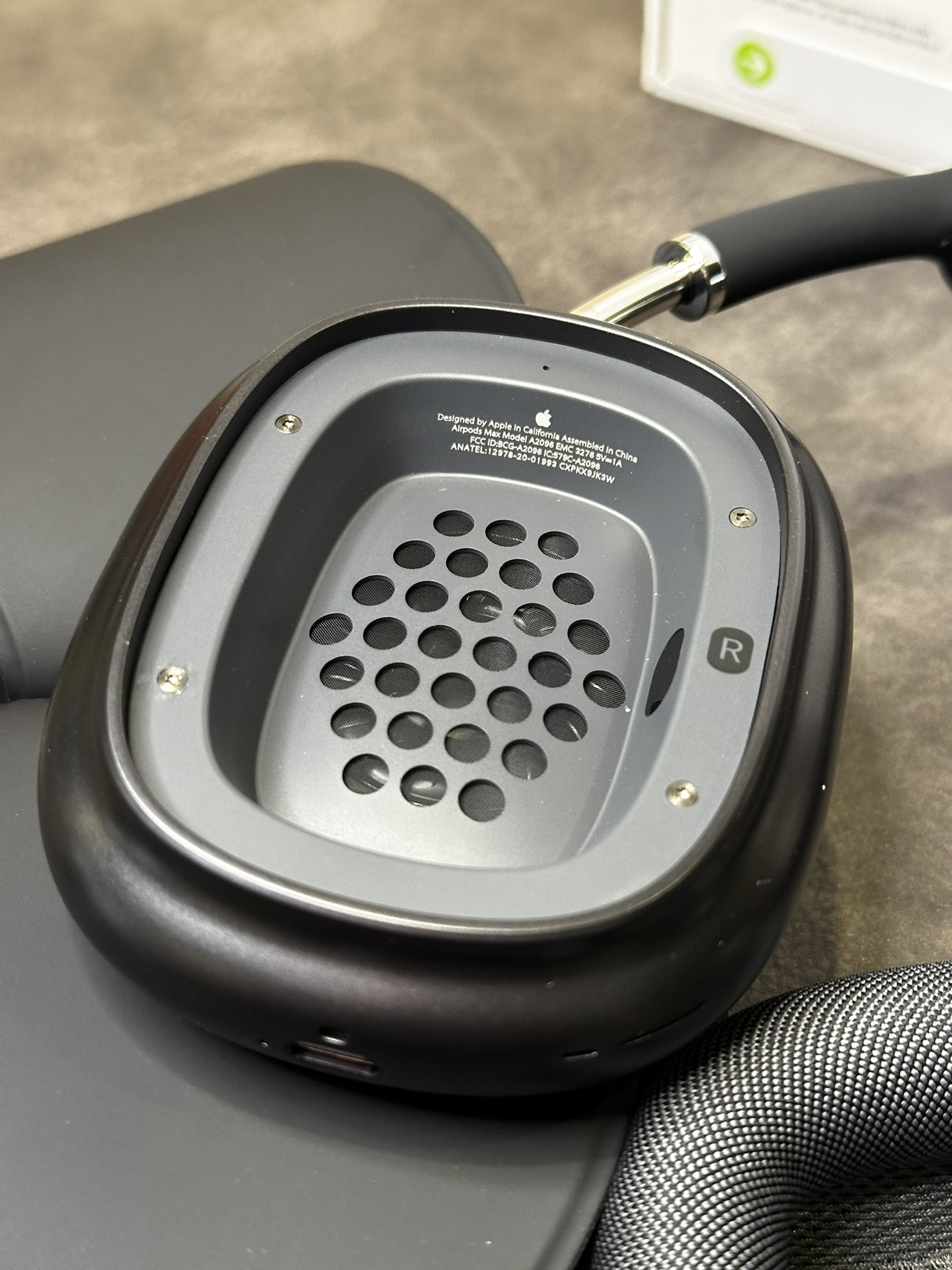 实物细节图 AirPodsProMax二代 黑色 包装配件都跟原装一样 充正版本