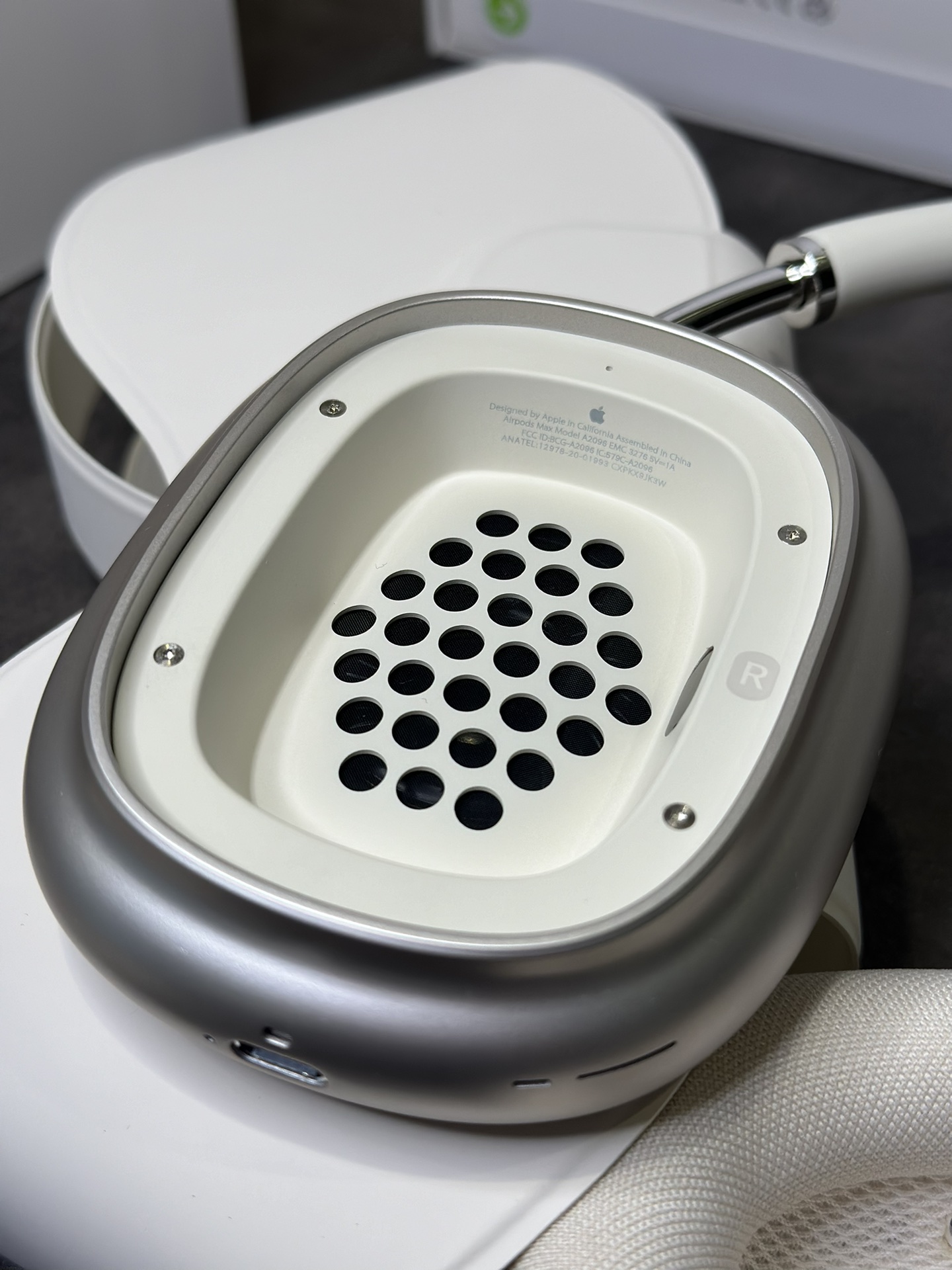 实物细节图 AirPodsProMax二代 星光色 包装配件都跟原装一样 充正版本