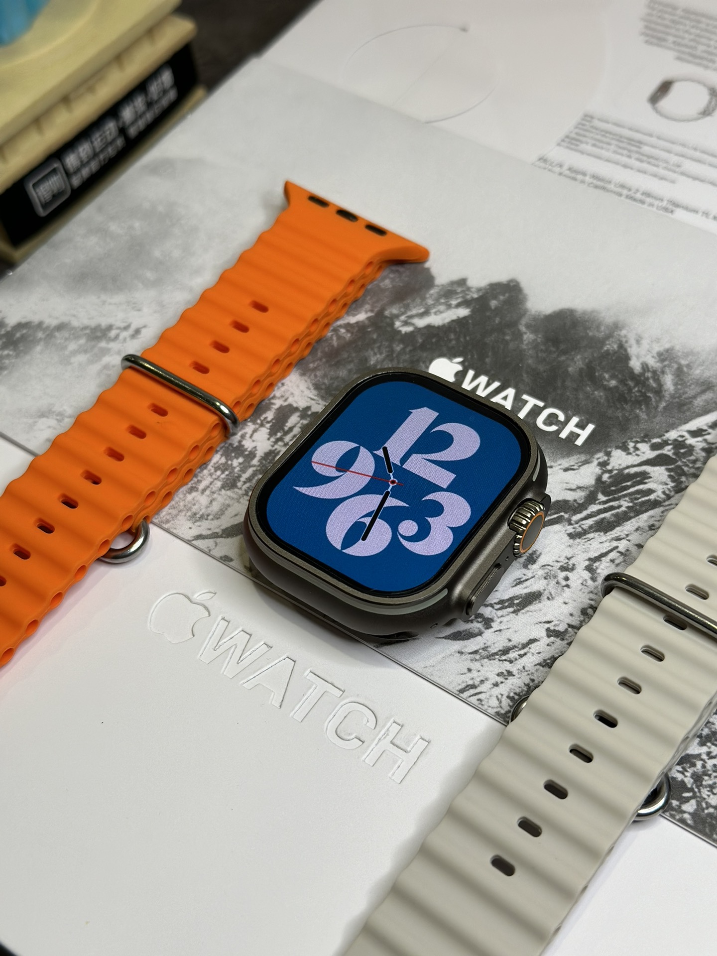 插卡版出货💰320  银色
苹果Apple Watch Ultra2 蜂窝插卡版 ln毒版
莆田工厂订单 真正1:1完美复刻 可通用正品配件
目前唯一能跟正品通用配件的版本 认准这一点‼️
市面其版本都无法做到能用正品保护壳跟配件
包装跟正品一样带苹果logo 高端复刻认准莆田制造
外观细节做工功能甩华强北那些山寨电子垃圾两条街
原装Oled屏 90hz刷新率 操作动画非常丝滑流畅
重磅功能来了！！各位注意看介绍
新增DeepSeek AI软件 有任何不懂的随时为你解答
支持插卡打电话 连接wifi无线网 蓝牙等三种模式
可登录微信/QQ 手表回复微信息 查看图片‼️
支持下载各种软件 登录微信QQ等 支持独立打电话
手表可在线看抖音 爱奇艺视频 网易云音乐等 非常牛逼
支持NFC 在线导航 离线支付 全屏歌词 电子小说
正品有的功能基本都有 值得入手把玩 绝对物超所值

精准心率检测 运动计步 卡路里消耗等运动功能
支持运动里程记录 睡眠/心率/血氧监测等功能
升级560mAh锂离子聚合物电池 日常佩戴完全够用
网络频段支持B1/B3/B7/B5/B8/B38/B39/B40/B41
系统内置常见24国语言 承接国外订单 量大价格可谈

下单配置苹果原装包装盒 两条表带 无线充电器等
售后保修三个月 屏幕膜不撕外观没磨损支持退换‼️