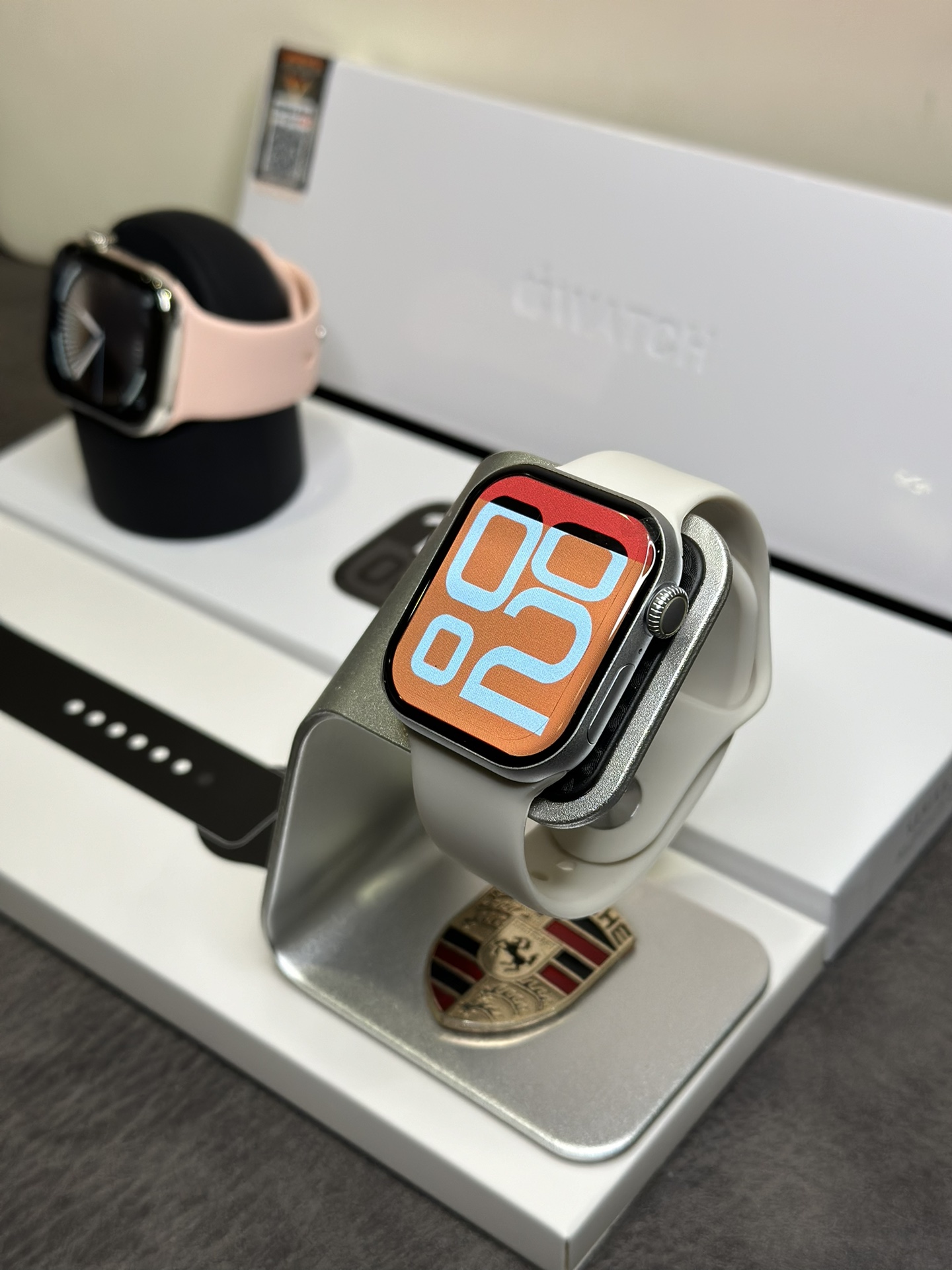 女款出货‼️💰190
苹果AppleWatch 10代手表 42mm 京东版
全新钛合金边框 扬声器开孔跟按键圈全部1:1正确
原壳料开模 外观尺寸跟原装一样 上手看不出假！
通用正品保护壳 孔位全部对应 市面通货目前做不到
原装Oled液晶屏 黑边跟分辨率跟正品一样 目前最屌
42mm钛合金边框 重量质感跟正品完全一样
市面没有任何同行能够做到如此完全1:1复刻
各位可以尽情对比 欢迎打脸 这就是原版开发的底气

内置GPT Ai助手  任何问题都能回答 非常强大
新增噪音检测功能‼️本地相册 地图导航 电子书 
本地音乐 股票 AI翻译 录音笔 手电筒 小游戏等功能
不用带手机也能用手表听歌 手表可以连接蓝牙耳机
系统自带175种运动模式 准确记录各种运动数据
IP68级防水设计 再次刷新标准 生活防水无压力
真实心率检测 真实血氧检测 目前最稳定的智能手表

支持息屏显示 屏幕常亮 床头灯等功能
带支付宝离线支付 NFC门禁 语音助手等50种功能
正品该有的我们也都有 给你正品般享受体验
自家开发app 可自定表盘壁纸 查看各种测量数据
绑定app后可接受微信消息 查看信息内容等
软件内置500+种表盘 长期更新表盘 全部免费使用
目前功能最全的一款表 建议各位到手慢慢挖掘‼️

手表标配机头 双表带 手表无线充 说明书 等等
售后要求 外观不磨损 屏幕膜不撕过可退换‼️
售后保修三个月 人为损坏需收取配件费用