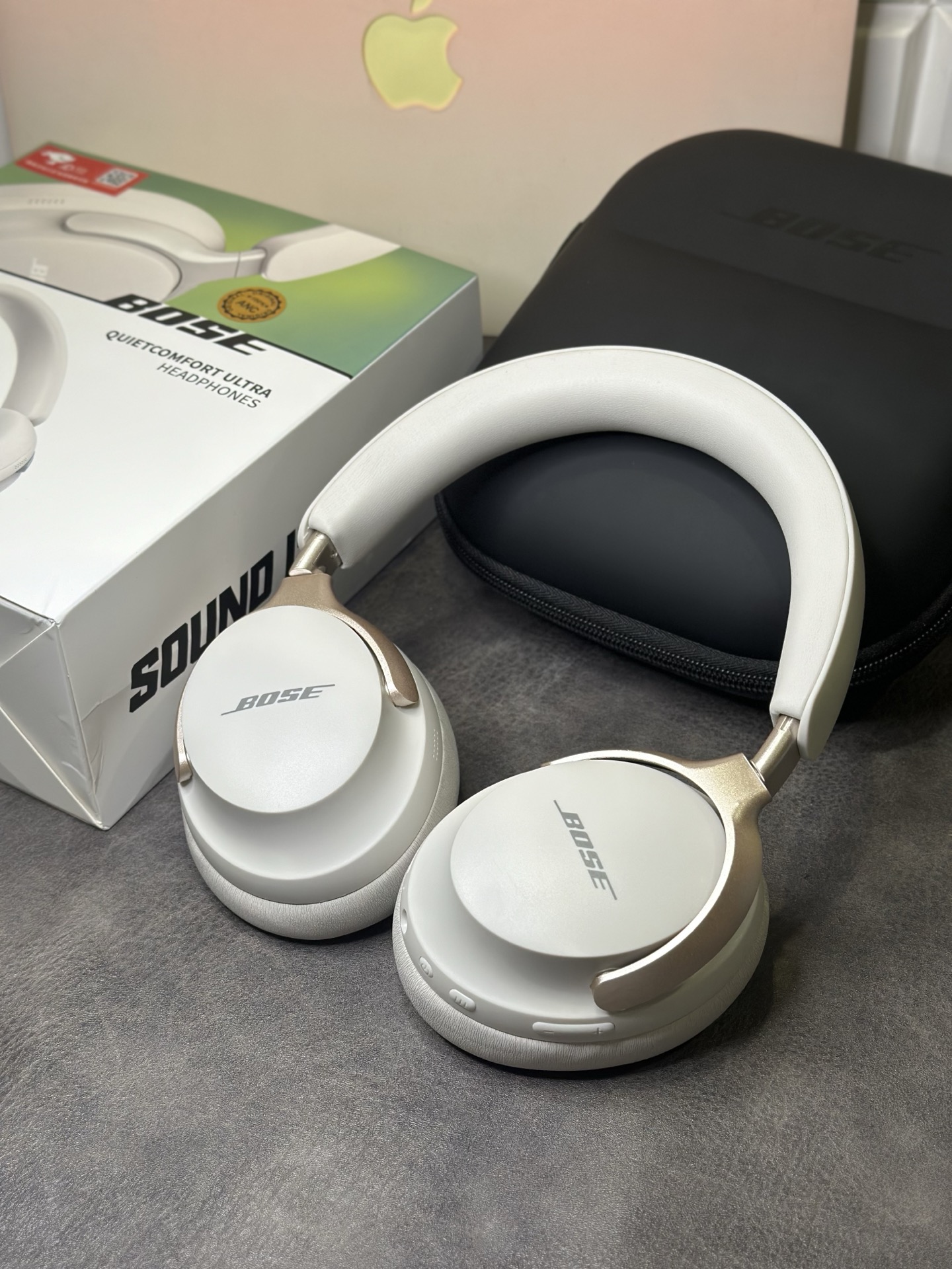 降噪版本出货 ️ Bose QuietComfort Ultra 头戴式耳机 原装1:1版本出货 专供大外贸客户充正的渠道货 正品同款ANC降噪 嘈杂工作环境人群的福音耳机 真实降噪效果 区别市面几十块没有降噪效果的样子货 声学毕业研究生调教 植入SUB环绕音效 欢迎品鉴 音质 效果直接对标千元级别耳机 非常推荐入手 ️ 正品同款小牛皮耳罩 质地柔软 内置吸音海绵耳塞 佩戴非常舒服 不会压耳朵 适合长时间佩戴 目前唯一带降噪的版本 认准ln出品 天花板品质 市面便宜通货太多 认准图中实拍红色京东标签 正品怎样到手就是怎样 音质效果不满意随意退 ️ 全套原盒包装 官网十分之一的价格给你同等体验 售后保修三个月 包装完好外观没磨损支持退换!