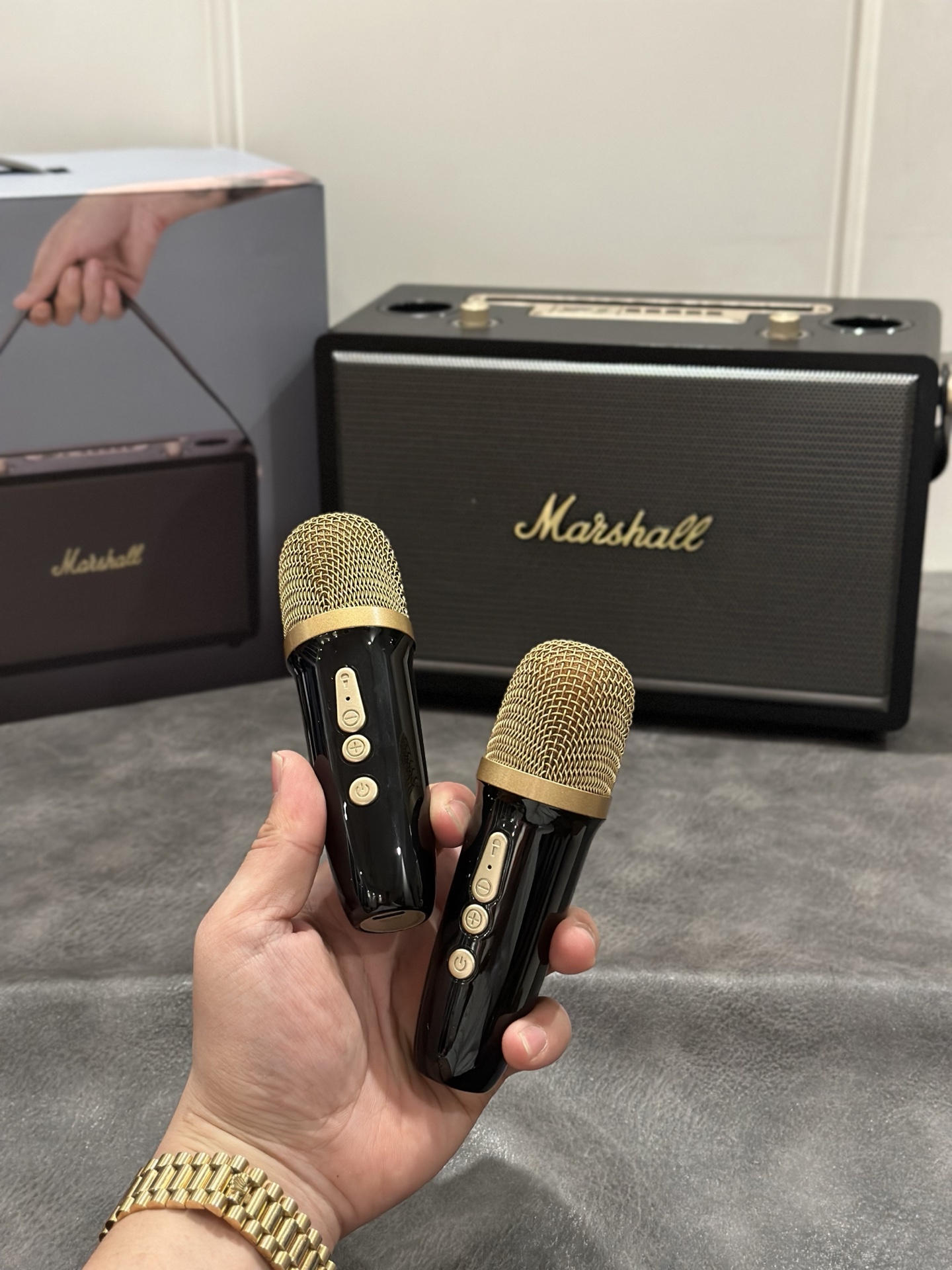 出厂批发价💰240
马歇尔MARSHALL 双麦克风立体音响
经典方盒实木材质 表面带荔枝皮纹路 12道油边工艺
正面金属冲孔网罩 复刻70年代舞台监听设备原型
• 旋钮刻意保留5%阻尼感,还原机械操控趣味
• 皮质提手内置钢骨支架,可承重15kg悬挂使用
• 开放式麦克风收纳舱,完美收纳杜绝摆放焦虑
▌声场革命·双核配置
• 50W双声道钕磁单元|定制化双分频系统带来录音室级解析力,高频如水晶碎裂般清亮,低频下潜深度达45Hz,客厅秒变Livehouse
• 专业级双无线麦克风|搭载DSP智能降噪芯片,配0.3秒超低延迟接收器,搭配续航8小时不断电
▌场景全制霸
√ 深夜书房独唱会|打开网易云音乐,人声环绕四周舒缓精神压力
√ 露天烧烤派对|IPX5防水机身无惧泼溅,蓝牙5.3连接稳定覆盖200㎡
√ 企业路演利器|双麦智能防啸叫,AUX线直连电脑化身会议音响系统
各位放心入手 ln出品必属精品 行业风向标~
声学研究生亲自操刀调教 2k价位轻松秒杀 无对手
售后保修三个月 产品包装完好无磕碰支持退换‼️