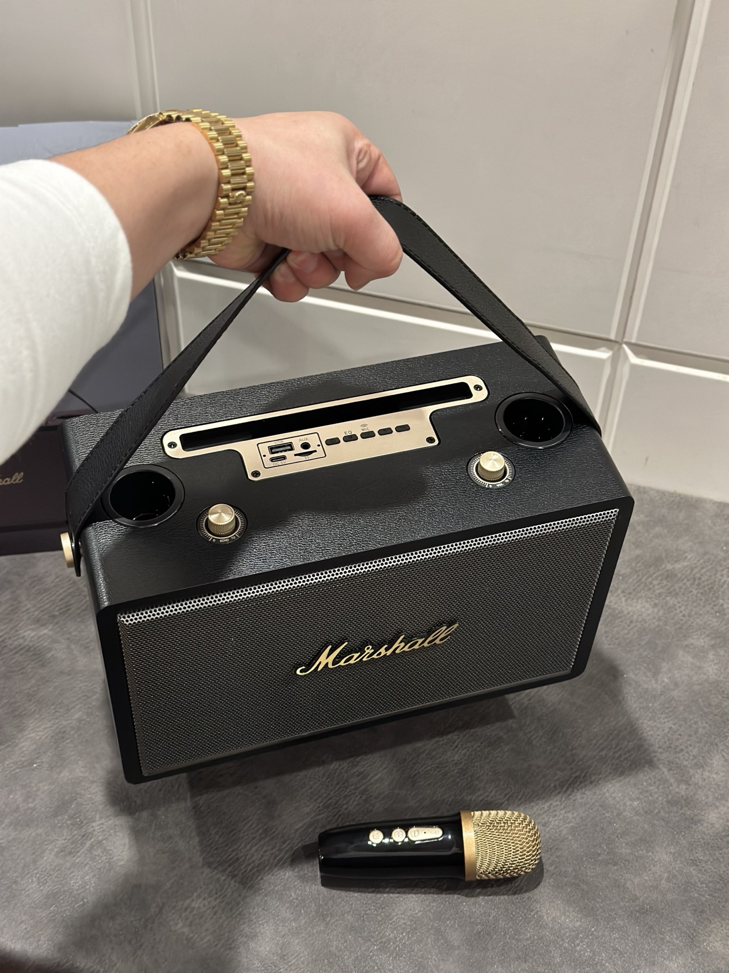 出厂批发价💰240
马歇尔MARSHALL 双麦克风立体音响
经典方盒实木材质 表面带荔枝皮纹路 12道油边工艺
正面金属冲孔网罩 复刻70年代舞台监听设备原型
• 旋钮刻意保留5%阻尼感,还原机械操控趣味
• 皮质提手内置钢骨支架,可承重15kg悬挂使用
• 开放式麦克风收纳舱,完美收纳杜绝摆放焦虑
▌声场革命·双核配置
• 50W双声道钕磁单元|定制化双分频系统带来录音室级解析力,高频如水晶碎裂般清亮,低频下潜深度达45Hz,客厅秒变Livehouse
• 专业级双无线麦克风|搭载DSP智能降噪芯片,配0.3秒超低延迟接收器,搭配续航8小时不断电
▌场景全制霸
√ 深夜书房独唱会|打开网易云音乐,人声环绕四周舒缓精神压力
√ 露天烧烤派对|IPX5防水机身无惧泼溅,蓝牙5.3连接稳定覆盖200㎡
√ 企业路演利器|双麦智能防啸叫,AUX线直连电脑化身会议音响系统
各位放心入手 ln出品必属精品 行业风向标~
声学研究生亲自操刀调教 2k价位轻松秒杀 无对手
售后保修三个月 产品包装完好无磕碰支持退换‼️