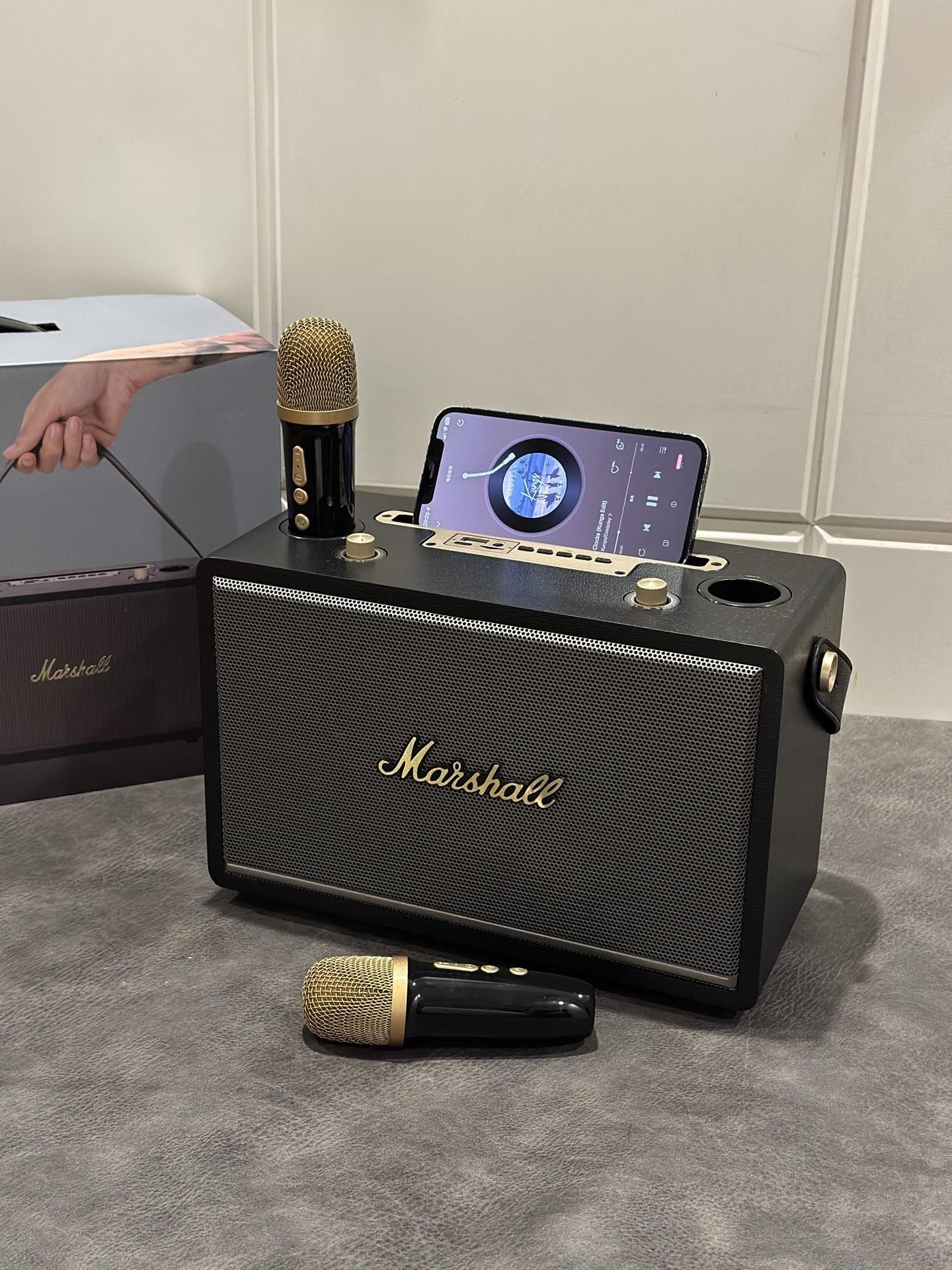 出厂批发价💰240
马歇尔MARSHALL 双麦克风立体音响
经典方盒实木材质 表面带荔枝皮纹路 12道油边工艺
正面金属冲孔网罩 复刻70年代舞台监听设备原型
• 旋钮刻意保留5%阻尼感,还原机械操控趣味
• 皮质提手内置钢骨支架,可承重15kg悬挂使用
• 开放式麦克风收纳舱,完美收纳杜绝摆放焦虑
▌声场革命·双核配置
• 50W双声道钕磁单元|定制化双分频系统带来录音室级解析力,高频如水晶碎裂般清亮,低频下潜深度达45Hz,客厅秒变Livehouse
• 专业级双无线麦克风|搭载DSP智能降噪芯片,配0.3秒超低延迟接收器,搭配续航8小时不断电
▌场景全制霸
√ 深夜书房独唱会|打开网易云音乐,人声环绕四周舒缓精神压力
√ 露天烧烤派对|IPX5防水机身无惧泼溅,蓝牙5.3连接稳定覆盖200㎡
√ 企业路演利器|双麦智能防啸叫,AUX线直连电脑化身会议音响系统
各位放心入手 ln出品必属精品 行业风向标~
声学研究生亲自操刀调教 2k价位轻松秒杀 无对手
售后保修三个月 产品包装完好无磕碰支持退换‼️