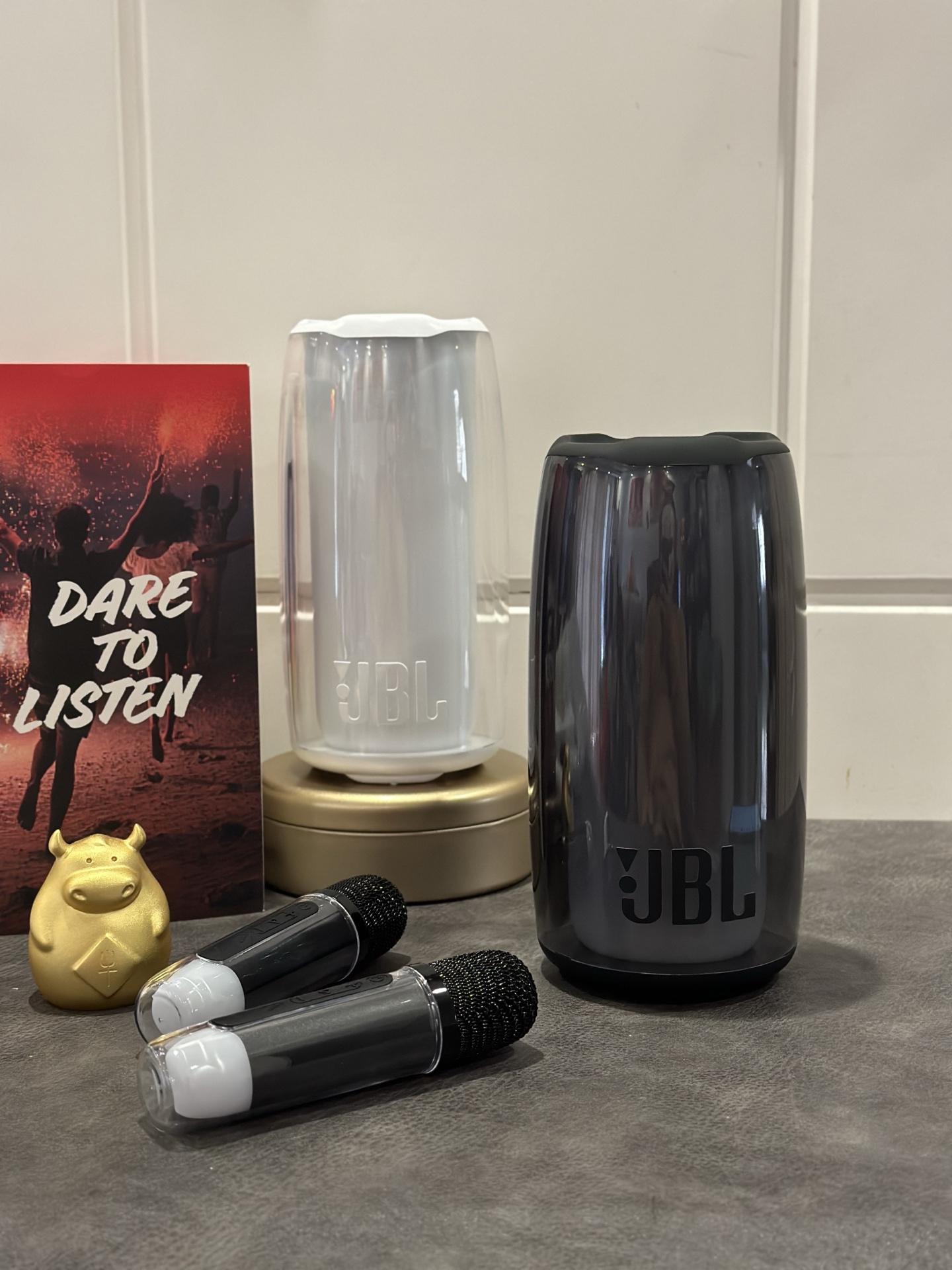 出厂批发价💰180
ln毒版 全新JBL脉动蓝牙音响 配双话筒🎤
莆田工厂订单 外观材质都是1:1复刻正品
跟华强北那种一眼假的不是一个层次的东西
灯光随乐跃动 音质穿透灵魂 打造视听双盛宴
多种RGB炫彩灯效可换 灯光可随音乐节奏跳动
IPX5防水防泼溅 户外露营/浴室淋浴/沙滩派对全场景无惧挑战!
蓝牙5.3疾速互联 10米距离稳定连接 0.1秒低延迟‼️
手机/平板秒配对,游戏追剧声画同步无卡顿!
标配2个麦克风话筒 摇身一变成K歌/会议神器
双倍音量覆盖百平空间 户外聚会也能嗨翻全场!
40W澎湃功率 双钕磁铁全频扬声器
独立低频辐射器 下潜至60Hz震撼低音
高音清亮如水晶/中频人声细腻饱满/三频均衡无懈可击!
支持AAC/SBC高清音频协议 还原CD级原声音质
细节分毫毕现,live现场感扑面而来!
续航怪兽 内置5200mAh大容量电池 满电续航10小时,支持PD 18W快充,3小时极速回血!
支持蓝牙 内存卡 U盘 电脑等音频模式 满足所有需求
本产品支持售后保修 机身原装膜不撕掉可以退换‼️