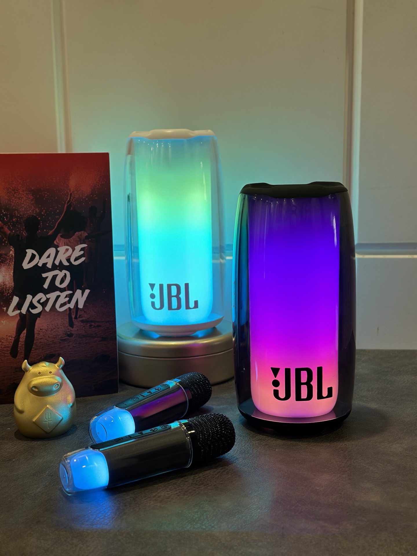 出厂批发价💰150 
ln毒版 全新JBL脉动蓝牙音响 配双话筒🎤
莆田工厂订单 外观材质都是1:1复刻正品
跟华强北那种一眼假的不是一个层次的东西
灯光随乐跃动 音质穿透灵魂 打造视听双盛宴
多种RGB炫彩灯效可换 灯光可随音乐节奏跳动
IPX5防水防泼溅 户外露营/浴室淋浴/沙滩派对全场景无惧挑战！
蓝牙5.3疾速互联 10米距离稳定连接 0.1秒低延迟‼️
手机/平板秒配对，游戏追剧声画同步无卡顿！  
标配2个麦克风话筒 摇身一变成K歌/会议神器
双倍音量覆盖百平空间 户外聚会也能嗨翻全场！  

40W澎湃功率 双钕磁铁全频扬声器 
独立低频辐射器 下潜至60Hz震撼低音
高音清亮如水晶/中频人声细腻饱满/三频均衡无懈可击！  
支持AAC/SBC高清音频协议 还原CD级原声音质
细节分毫毕现，live现场感扑面而来！ 
续航怪兽 内置5200mAh大容量电池 满电续航10小时，支持PD 18W快充，3小时极速回血！  

支持蓝牙 内存卡 U盘 电脑等音频模式 满足所有需求
本产品支持售后保修 机身原装膜不撕掉可以退换‼️