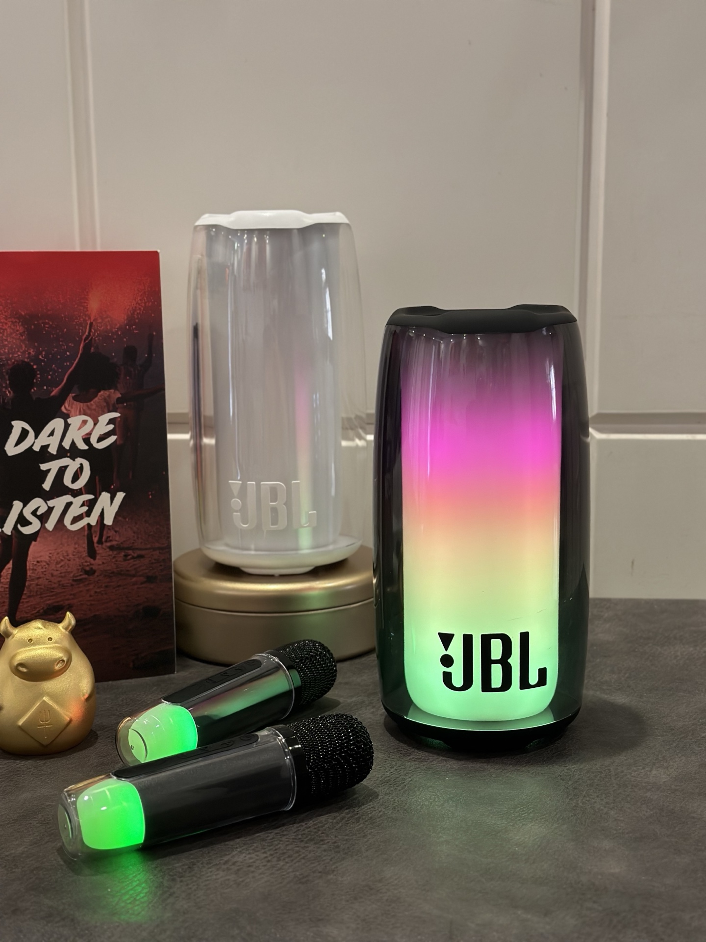 出厂批发价💰180
ln毒版 全新JBL脉动蓝牙音响 配双话筒🎤
莆田工厂订单 外观材质都是1:1复刻正品
跟华强北那种一眼假的不是一个层次的东西
灯光随乐跃动 音质穿透灵魂 打造视听双盛宴
多种RGB炫彩灯效可换 灯光可随音乐节奏跳动
IPX5防水防泼溅 户外露营/浴室淋浴/沙滩派对全场景无惧挑战!
蓝牙5.3疾速互联 10米距离稳定连接 0.1秒低延迟‼️
手机/平板秒配对,游戏追剧声画同步无卡顿!
标配2个麦克风话筒 摇身一变成K歌/会议神器
双倍音量覆盖百平空间 户外聚会也能嗨翻全场!
40W澎湃功率 双钕磁铁全频扬声器
独立低频辐射器 下潜至60Hz震撼低音
高音清亮如水晶/中频人声细腻饱满/三频均衡无懈可击!
支持AAC/SBC高清音频协议 还原CD级原声音质
细节分毫毕现,live现场感扑面而来!
续航怪兽 内置5200mAh大容量电池 满电续航10小时,支持PD 18W快充,3小时极速回血!
支持蓝牙 内存卡 U盘 电脑等音频模式 满足所有需求
本产品支持售后保修 机身原装膜不撕掉可以退换‼️