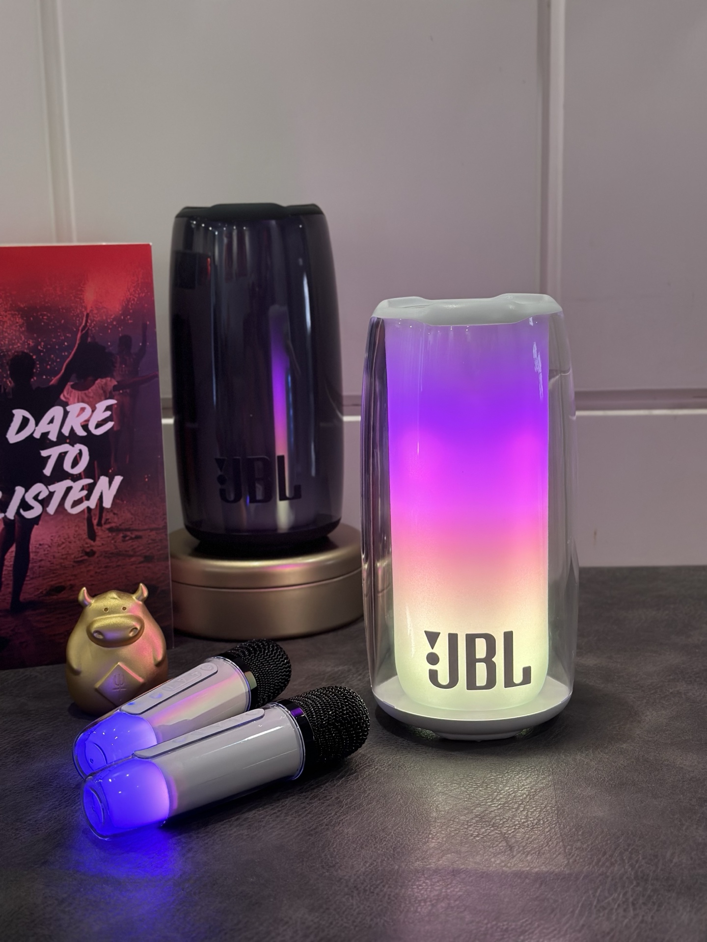 出厂批发价💰180
ln毒版 全新JBL脉动蓝牙音响 配双话筒🎤
莆田工厂订单 外观材质都是1:1复刻正品
跟华强北那种一眼假的不是一个层次的东西
灯光随乐跃动 音质穿透灵魂 打造视听双盛宴
多种RGB炫彩灯效可换 灯光可随音乐节奏跳动
IPX5防水防泼溅 户外露营/浴室淋浴/沙滩派对全场景无惧挑战!
蓝牙5.3疾速互联 10米距离稳定连接 0.1秒低延迟‼️
手机/平板秒配对,游戏追剧声画同步无卡顿!
标配2个麦克风话筒 摇身一变成K歌/会议神器
双倍音量覆盖百平空间 户外聚会也能嗨翻全场!
40W澎湃功率 双钕磁铁全频扬声器
独立低频辐射器 下潜至60Hz震撼低音
高音清亮如水晶/中频人声细腻饱满/三频均衡无懈可击!
支持AAC/SBC高清音频协议 还原CD级原声音质
细节分毫毕现,live现场感扑面而来!
续航怪兽 内置5200mAh大容量电池 满电续航10小时,支持PD 18W快充,3小时极速回血!
支持蓝牙 内存卡 U盘 电脑等音频模式 满足所有需求
本产品支持售后保修 机身原装膜不撕掉可以退换‼️