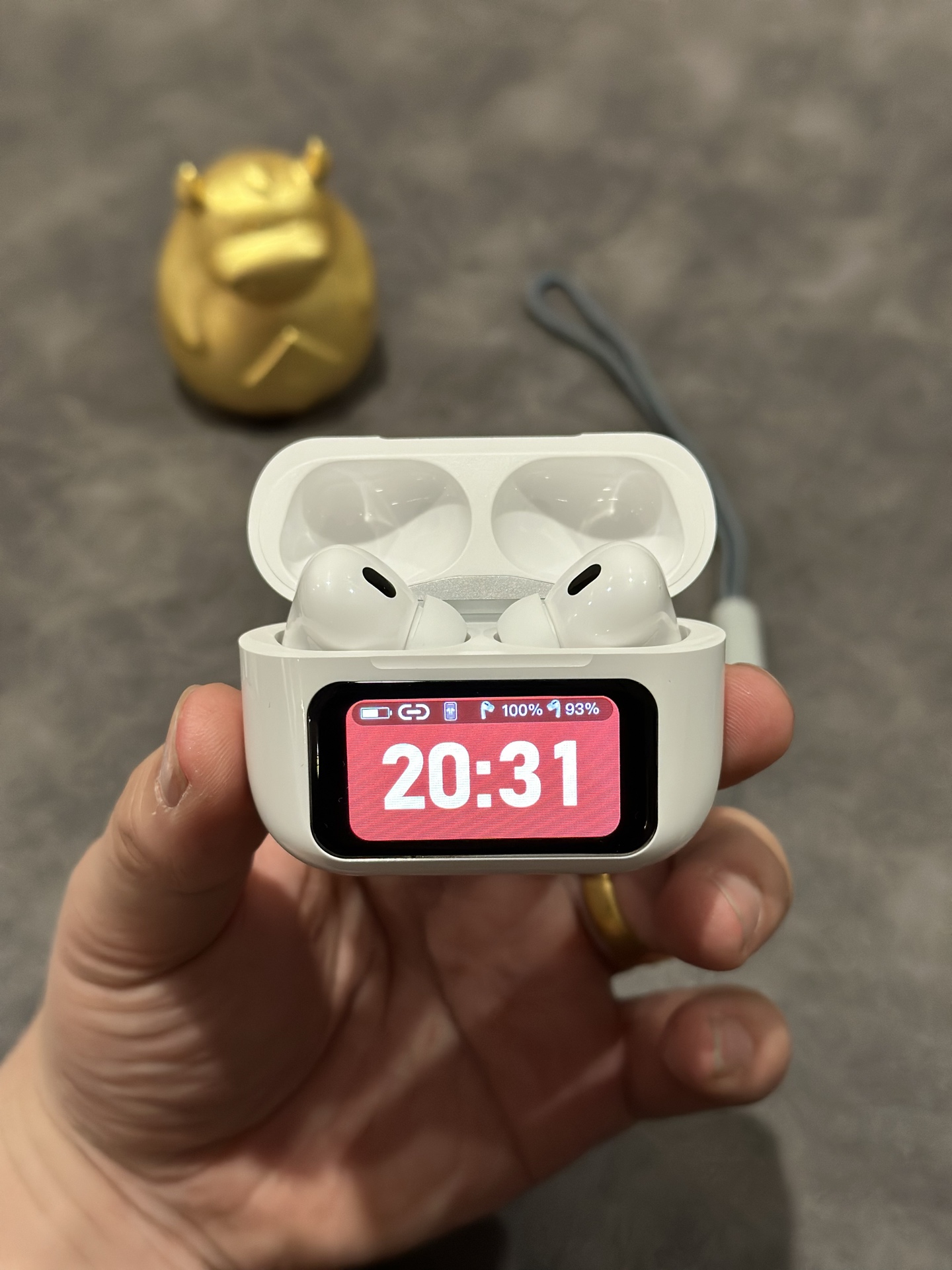 批发出厂价💰90
苹果AirPodsPro3 显示屏耳机
澳洲客户订单 内部渠道资源 少量现货‼️
35db真实降噪/通透效果 音质绝对稳
新款C口尾插跟包装 包装配件全部有配
支持软件连接 更换壁纸 切换歌曲 消息通知等
内置GPS定位 小游戏 名片收款码 天气日历
各种功能非常齐全 强烈推荐入手把玩
真正外单尾货 不要拿市面几十块的货来比
两个层次的东西 没有可比性
赠送图中配件 数据线 替换耳塞 挂绳等
图片均为实拍 照片什么样 实物就是什么样
售后保修三个月 外观不磨损支持退换