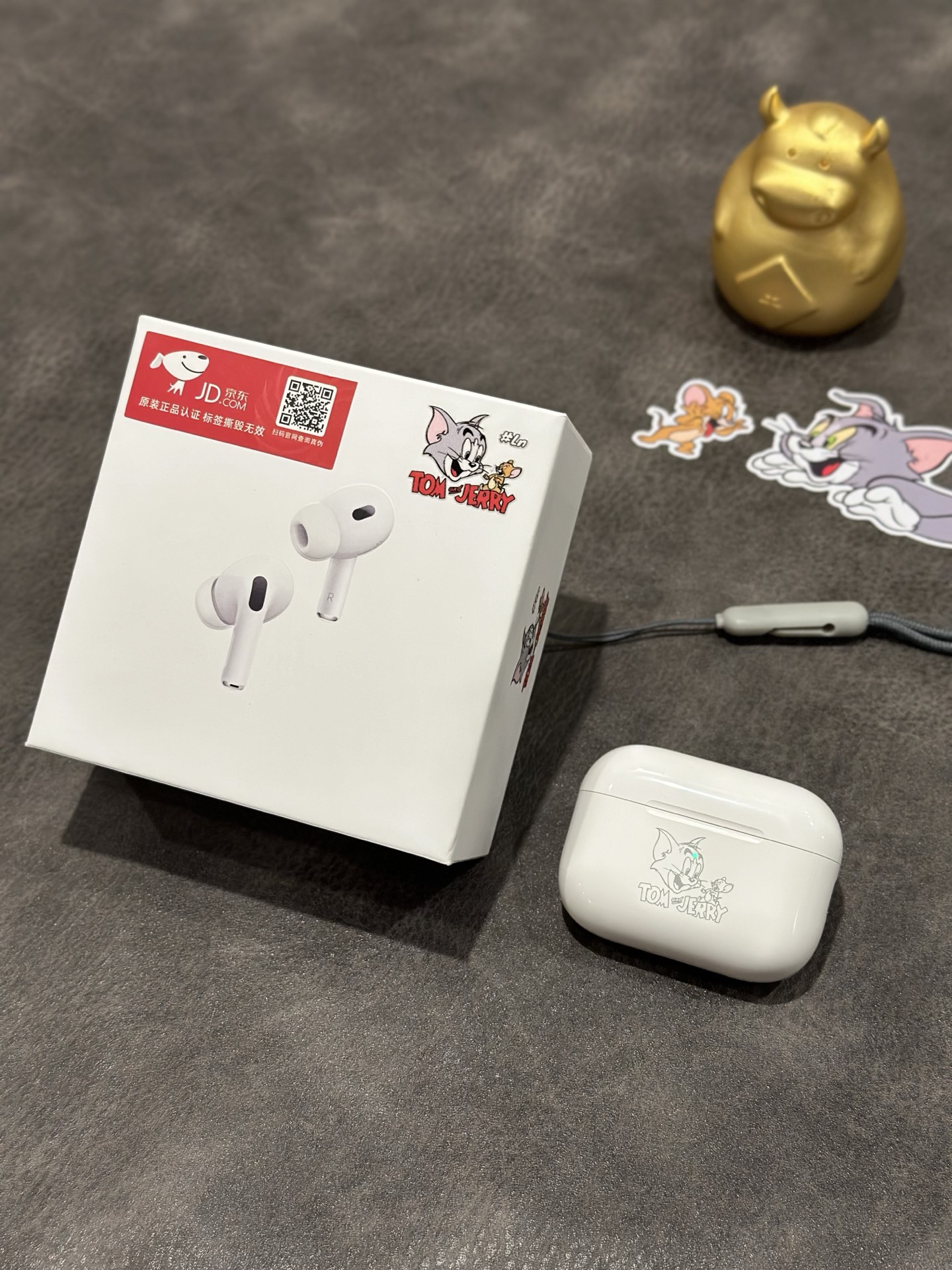 出厂批发价💰90
猫和老鼠联名x苹果AirPodsPro2 简称5代
童年经典动画片《猫和老鼠》上映85周年纪念
激光镌刻着Tom和Jerry的经典追逐名场面
内部渠道资源 猫和老鼠影片内部特供纪念款‼️
支持苹果查询认证 序列号官网可查
双麦混合降噪 降噪效果更给力 带自适应降噪功能 
支持最新IOS18系统 已破解弹窗 不会显示无法验证

耳机续航6-9小时左右 搭配充电仓可用一天
功能无需多介绍 正品有的弹窗改名定位都有
全部跟正品一样 该有的都有 给你正品体验
赠送官方挂绳 保护壳 专柜小票等

本产品支持售后‼️
质量问题保修三个月 耳机外观不磨损支持退换