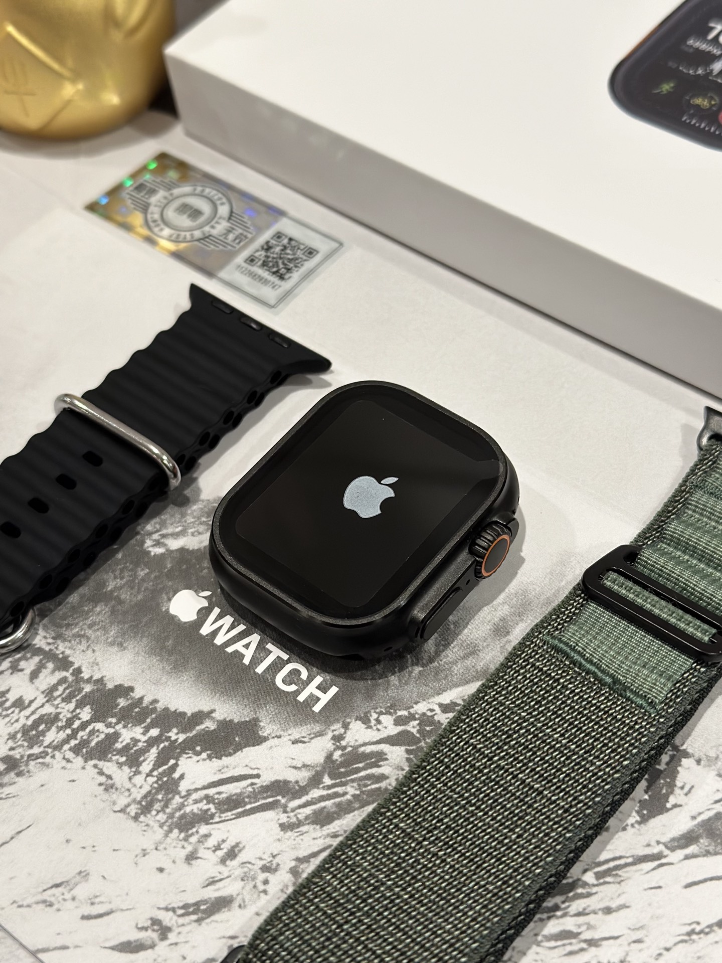出厂批发价💰240
ln毒版 苹果AppleWatch Ultra2 蓝牙手表 
莆田工厂订单 真正1:1完美复刻 可通用正品配件
目前唯一能跟正品通用配件的版本 认准这一点‼️
市面其版本都无法做到能用正品保护壳跟配件
包装跟正品一样带苹果logo 高端复刻认准莆田制造
外观细节做工功能甩华强北那些山寨电子垃圾两条街
原装AMOLED臻彩屏 支持屏幕常亮以及熄屏显示
支持300+自定义表盘 主题风格随你切换 全部免费‼️

重磅功能来了！！各位注意看介绍
支持手机微信消息即时提醒（支持iOS/Android）  
支持蓝牙通话/NFC门禁卡 离线付款码 噪音检测等
本地相册音乐/不带手机也可以离线连接蓝牙耳机听歌 
录音 股票 小说 股票信息 解压小游戏等 功能非常多
• 上百种运动模式 实时记录运动数据
• 精准心率/  睡眠质量深度分析  
• 女性健康周期提醒 贴心呵护每一天
内置ai智能助手 随时解答你的任何疑问
电池全面升级 日常使用续航2天待机可达7天
强烈推荐各位入手一试！到手不满意包退换

本产品支持售后
质量问题保修三个月 屏幕膜没撕过可退换‼️