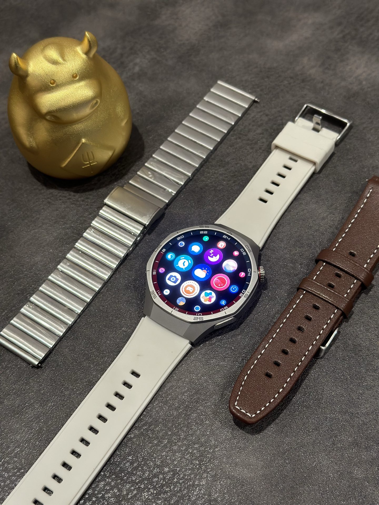 出厂批发价💰220
ln毒版 华为HUAWEI GT5Pro 蓝牙手表
真正1:1完美复刻 正确46mm表盘 可通用正品保护壳
目前唯一能跟正品通用配件的版本 认准这一点‼️
市面其版本尺寸偏大 无法装正品的保护壳跟配件
包装跟正品一样带华为logo 高端复刻认准莆田制造
外观细节做工功能甩华强北那些山寨电子垃圾两条街
原装AMOLED臻彩屏 支持屏幕常亮以及熄屏显示
表盘刻度以及颜色都跟正品一样 上手完全看不出假
支持300+自定义表盘 主题风格随你切换 全部免费‼️
重磅功能来了!!各位注意看介绍
支持手机微信消息即时提醒(支持iOS/Android)
支持蓝牙通话/NFC门禁卡 离线付款码 指南针等
本地相册音乐/不带手机也可以离线连接蓝牙耳机听歌
录音 电子书小说 计算器 解压小游戏等 功能非常多
• 上百种运动模式 实时记录运动数据
• 精准心率/ 睡眠质量深度分析
• 女性健康周期提醒 贴心呵护每一天
电池全面升级 日常使用续航2天待机可达7天
强烈推荐各位入手一试!到手不满意包退换
本产品支持售后
质量问题保修三个月 屏幕膜没撕过可退换‼️