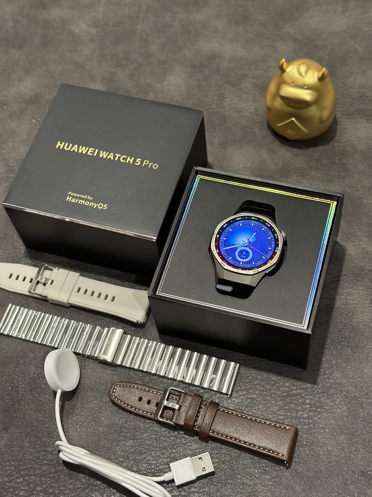 出厂批发价💰190
ln毒版 华为HUAWEI GT5Pro 蓝牙手表
真正1:1完美复刻 正确46mm表盘 可通用正品保护壳
目前唯一能跟正品通用配件的版本 认准这一点‼️
市面其版本尺寸偏大 无法装正品的保护壳跟配件
包装跟正品一样带华为logo 高端复刻认准莆田制造
外观细节做工功能甩华强北那些山寨电子垃圾两条街
原装AMOLED臻彩屏 支持屏幕常亮以及熄屏显示
表盘刻度以及颜色都跟正品一样 上手完全看不出假
支持300+自定义表盘 主题风格随你切换 全部免费‼️
重磅功能来了！！各位注意看介绍
支持手机微信消息即时提醒（支持iOS/Android）  
支持蓝牙通话/NFC门禁卡 离线付款码 指南针等
本地相册音乐/不带手机也可以离线连接蓝牙耳机听歌 
录音 电子书小说 计算器 解压小游戏等 功能非常多
• 上百种运动模式 实时记录运动数据
• 精准心率/  睡眠质量深度分析  
• 女性健康周期提醒 贴心呵护每一天
电池全面升级 日常使用续航2天待机可达7天
强烈推荐各位入手一试！到手不满意包退换

本产品支持售后
质量问题保修三个月 屏幕膜没撕过可退换‼️