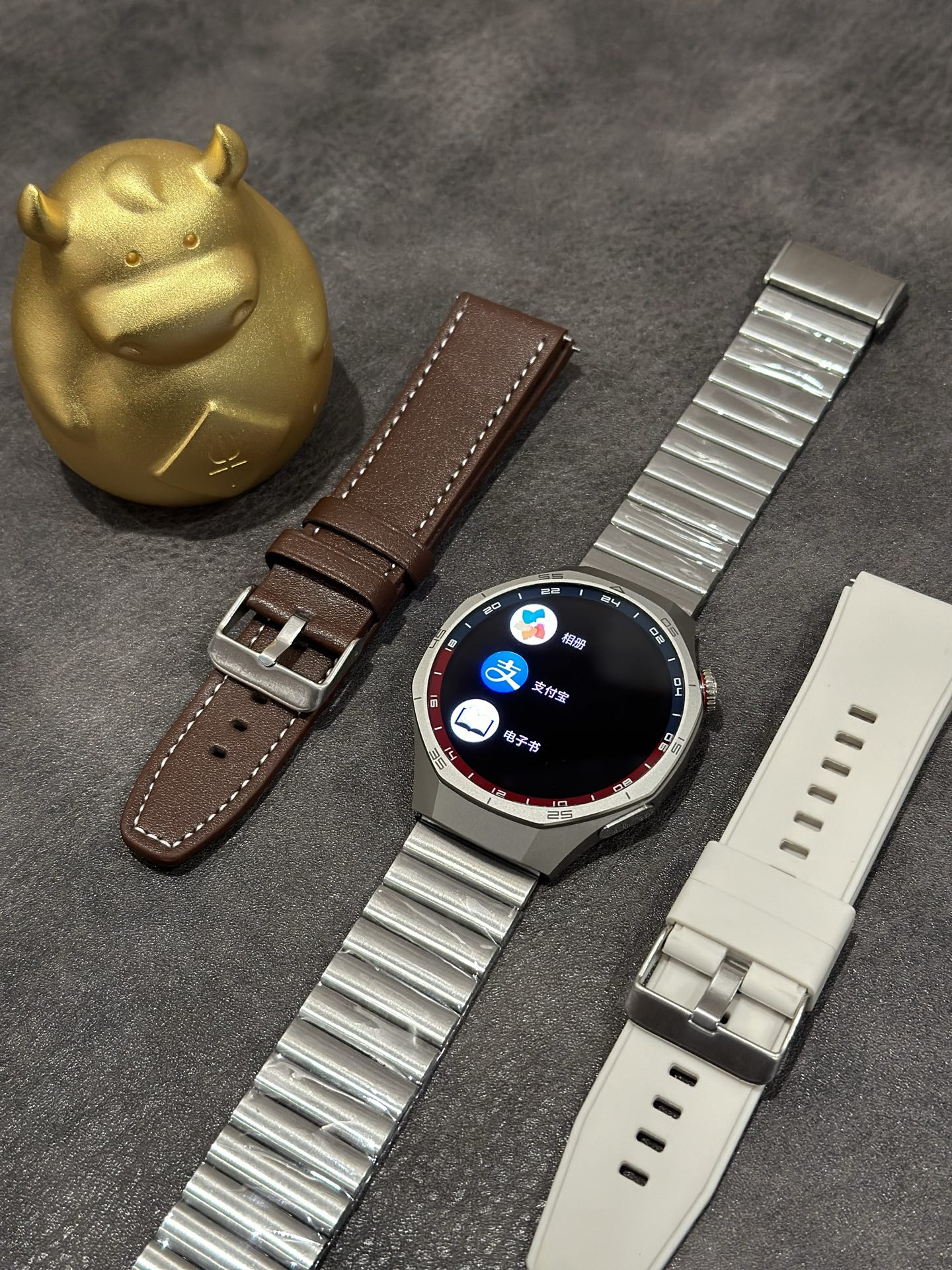 出厂批发价💰220
ln毒版 华为HUAWEI GT5Pro 蓝牙手表
真正1:1完美复刻 正确46mm表盘 可通用正品保护壳
目前唯一能跟正品通用配件的版本 认准这一点‼️
市面其版本尺寸偏大 无法装正品的保护壳跟配件
包装跟正品一样带华为logo 高端复刻认准莆田制造
外观细节做工功能甩华强北那些山寨电子垃圾两条街
原装AMOLED臻彩屏 支持屏幕常亮以及熄屏显示
表盘刻度以及颜色都跟正品一样 上手完全看不出假
支持300+自定义表盘 主题风格随你切换 全部免费‼️
重磅功能来了!!各位注意看介绍
支持手机微信消息即时提醒(支持iOS/Android)
支持蓝牙通话/NFC门禁卡 离线付款码 指南针等
本地相册音乐/不带手机也可以离线连接蓝牙耳机听歌
录音 电子书小说 计算器 解压小游戏等 功能非常多
• 上百种运动模式 实时记录运动数据
• 精准心率/ 睡眠质量深度分析
• 女性健康周期提醒 贴心呵护每一天
电池全面升级 日常使用续航2天待机可达7天
强烈推荐各位入手一试!到手不满意包退换
本产品支持售后
质量问题保修三个月 屏幕膜没撕过可退换‼️