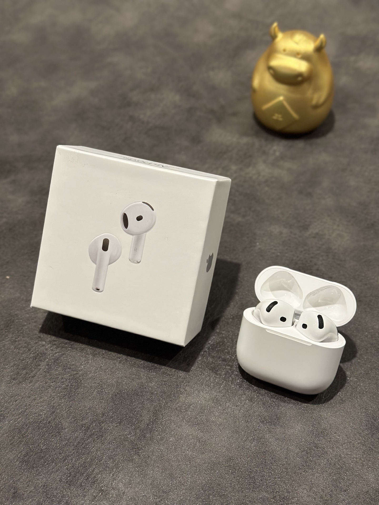 出厂批发价💰90
澳洲版 苹果AirPods4 新四代耳机
国外客户订单 高品质1:1 质量非常牛逼
默认贴京东标出货 不需要贴标的报货备注
真实35db降噪/通透效果  音质绝对稳
真正1:1公司货 真实五码合一官网可查  
24年新款C口尾插跟包装 包装配件全部一致
弹窗显示/本机序列号/机身激光/原装1:1正品
真正外贸公司高品质货
不要拿华强北几十块的电子垃圾来比 
两个层次的东西 没有可比性

各位放心冲 到手不满意随时可退
图片均为实拍 照片什么样 实物就是什么样
本产品支持售后
质量问题保修三个月 外观不磨损支持退换