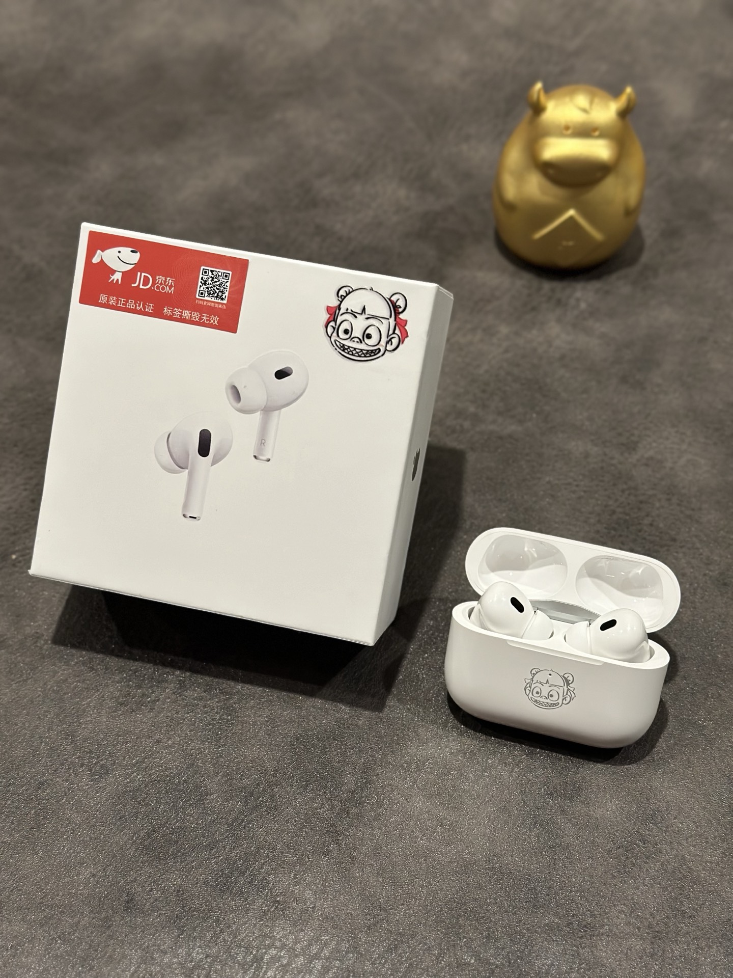 出厂批发价💰90
哪吒联名款 苹果AirPodsPro2 简称5代耳机
哪吒之魔童闹海 票房破百亿登榜纪念 独家首发
内部渠道资源‼️喜欢别错过 货源稀缺
支持苹果查询认证 序列号官网可查
双麦混合降噪 降噪效果更给力 带自适应降噪功能 
支持最新IOS18系统 已破解弹窗 不会显示无法验证
24年新款C口尾插跟包装 包装配件全部一致
弹窗显示/本机序列号/机身激光/原装1:1正品

耳机续航6-9小时左右 搭配充电仓可用一天
功能无需多介绍 正品有的弹窗改名定位都有
不要拿华强北几十块的电子垃圾来比 
两个层次的东西 没有可比性 图片均为实拍！
本产品支持售后
质量问题保修三个月 耳机外观不磨损支持退换