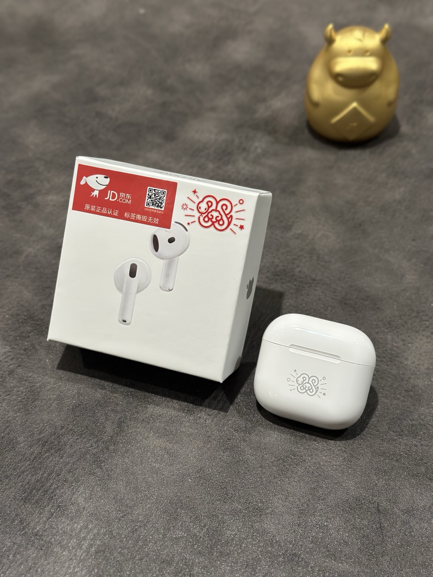出厂批发价💰90
蛇年纪念款 苹果AirPods4 ANC降噪版
官网发售纪念款 充电盒带有蛇年元素图案
支持苹果查询认证 序列号官网可查
双麦混合降噪 降噪效果更给力 带自适应降噪功能 
支持最新IOS18系统 已破解弹窗 不会显示无法验证
24年新款C口尾插跟包装 包装配件全部一致
弹窗显示/本机序列号/机身激光/原装1:1正品

耳机续航6-9小时左右 搭配充电仓可用一天
功能无需多介绍 正品有的弹窗改名定位都有
不要拿华强北几十块的电子垃圾来比 
两个层次的东西 没有可比性 图片均为实拍！
本产品支持售后
质量问题保修三个月 耳机外观不磨损支持退换