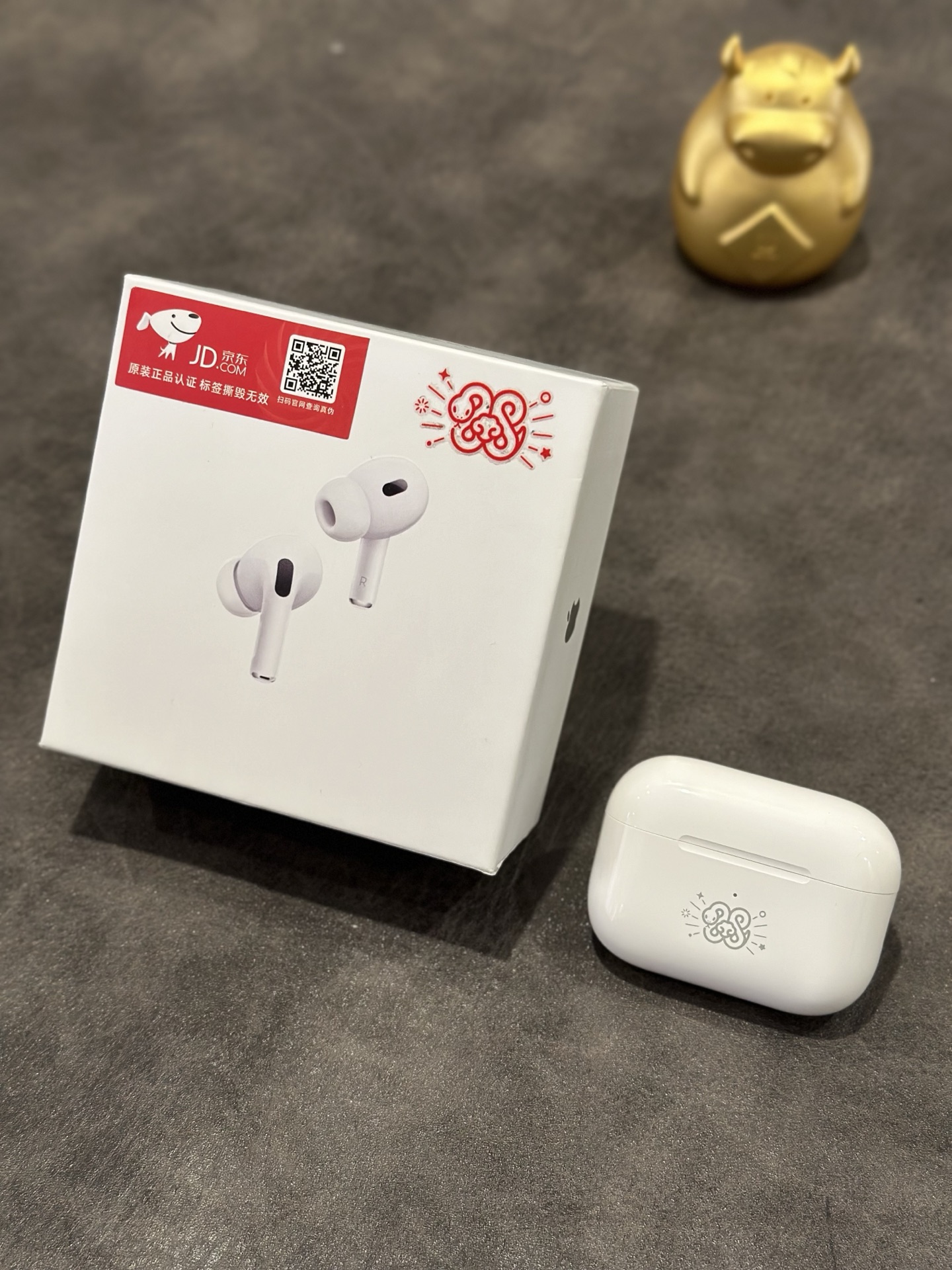 出厂批发价💰90
蛇年纪念款 苹果AirPodsPro2 简称5代耳机
官网发售纪念款 充电盒带有蛇年元素图案
支持苹果查询认证 序列号官网可查
双麦混合降噪 降噪效果更给力 带自适应降噪功能 
支持最新IOS18系统 已破解弹窗 不会显示无法验证
24年新款C口尾插跟包装 包装配件全部一致
弹窗显示/本机序列号/机身激光/原装1:1正品

耳机续航6-9小时左右 搭配充电仓可用一天
功能无需多介绍 正品有的弹窗改名定位都有
不要拿华强北几十块的电子垃圾来比 
两个层次的东西 没有可比性 图片均为实拍！
本产品支持售后
质量问题保修三个月 耳机外观不磨损支持退换