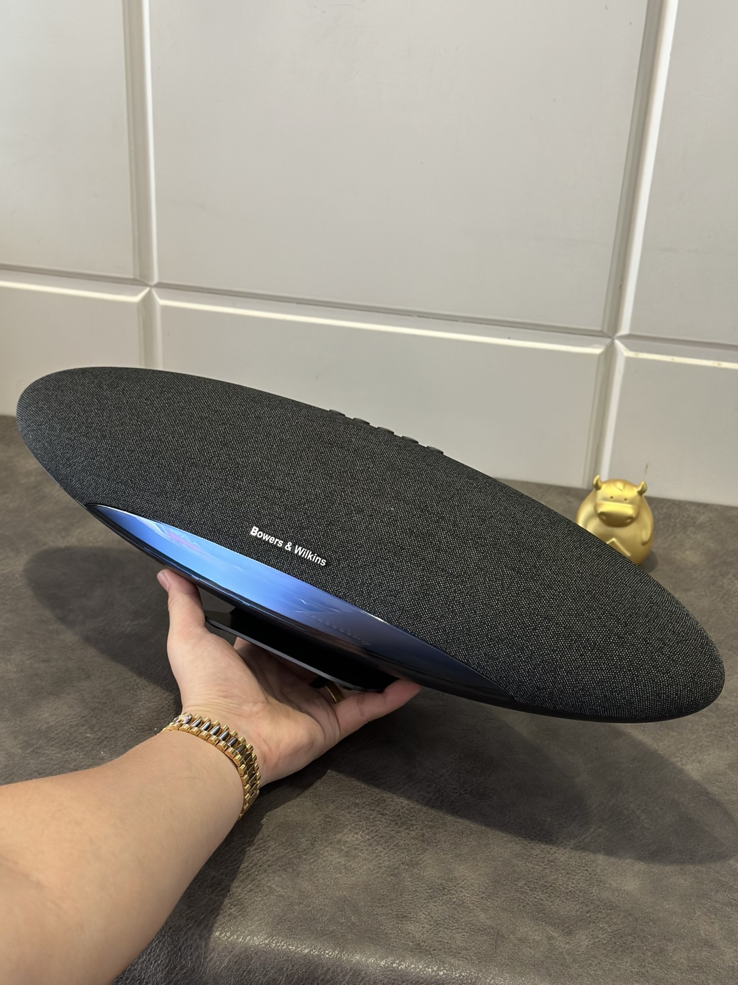 出厂批发价💰300
Bowers&Wilkins 宝华韦健飞艇音箱 ln出品
宝华韦健Bowers&Wilkins将科幻美学与声学科技完美融合,流线型一体式设计,金属哑光质感,仿佛一件悬浮的艺术品,为空间注入未来感与高级格调。
- 360°全景幻彩光域系统,内置128颗可编程RGB灯珠,支持声纹律动/氛围渐变/情绪呼吸等8种光效模式,灯光色温与音乐情绪智能联动!
「殿堂级声学架构」
动力核心:双核DSP数字功放平台,搭载200W峰值功率输出(RMS 120W),0.008%超低谐波失真
单元配置:2.75"钛膜球顶高音×2 + 5.25"凯夫拉中低音×1 + 双辐射器低频增强系统
「支持双设备串联」
▶ 客厅:5.1虚拟环绕声技术打造私人影院
▶ 派对:动态低音增强技术+光效联动燃爆现场
▶ 户外:IP67防护等级+8小时续航战神
▶ 创作:ASIO超低延迟监听模式(18ms)
产品参数
音箱尺寸480×138×150mm 净重1.9kg左右
内置大容量电池 支持户外露营携带
支持蓝牙/U盘/SD卡/电脑音频等播放方式
售后保修三个月 不影响二次销售支持退换
宝华韦健飞碟 不仅是音响 更是品味与科技的象征‼️