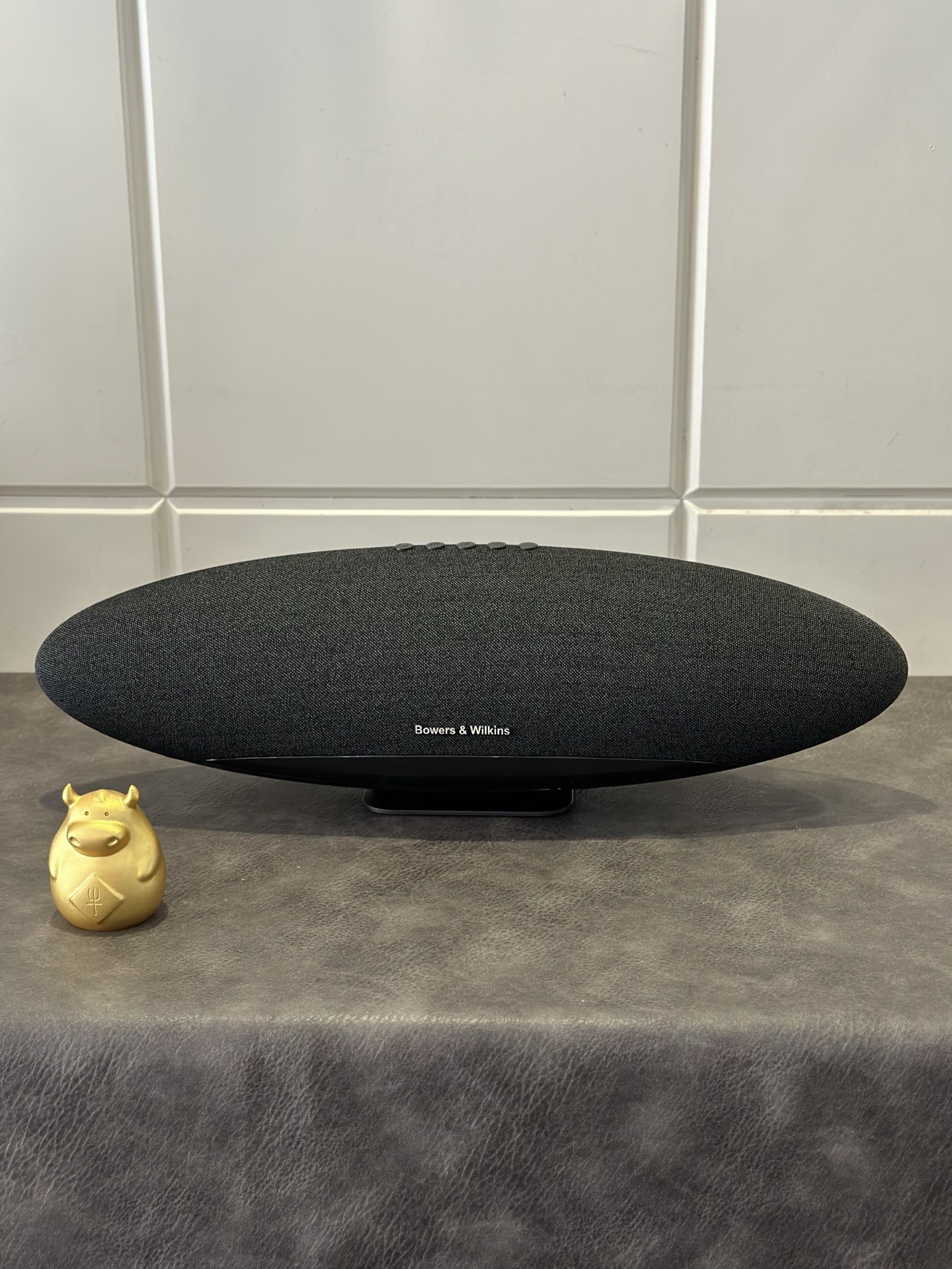 出厂批发价💰260
Bowers&Wilkins 宝华韦健飞艇音箱  ln出品
宝华韦健Bowers&Wilkins将科幻美学与声学科技完美融合，流线型一体式设计，金属哑光质感，仿佛一件悬浮的艺术品，为空间注入未来感与高级格调。
- 360°全景幻彩光域系统，内置128颗可编程RGB灯珠，支持声纹律动/氛围渐变/情绪呼吸等8种光效模式，灯光色温与音乐情绪智能联动！

「殿堂级声学架构」
动力核心：双核DSP数字功放平台，搭载200W峰值功率输出（RMS 120W），0.008%超低谐波失真
单元配置：2.75"钛膜球顶高音×2 + 5.25"凯夫拉中低音×1 + 双辐射器低频增强系统
「支持双设备串联」
▶ 客厅：5.1虚拟环绕声技术打造私人影院
▶ 派对：动态低音增强技术+光效联动燃爆现场
▶ 户外：IP67防护等级+8小时续航战神
▶ 创作：ASIO超低延迟监听模式（18ms）

产品参数
音箱尺寸480×138×150mm 净重1.9kg左右
内置大容量电池 支持户外露营携带
支持蓝牙/U盘/SD卡/电脑音频等播放方式

售后保修三个月 不影响二次销售支持退换
宝华韦健飞碟 不仅是音响 更是品味与科技的象征‼️