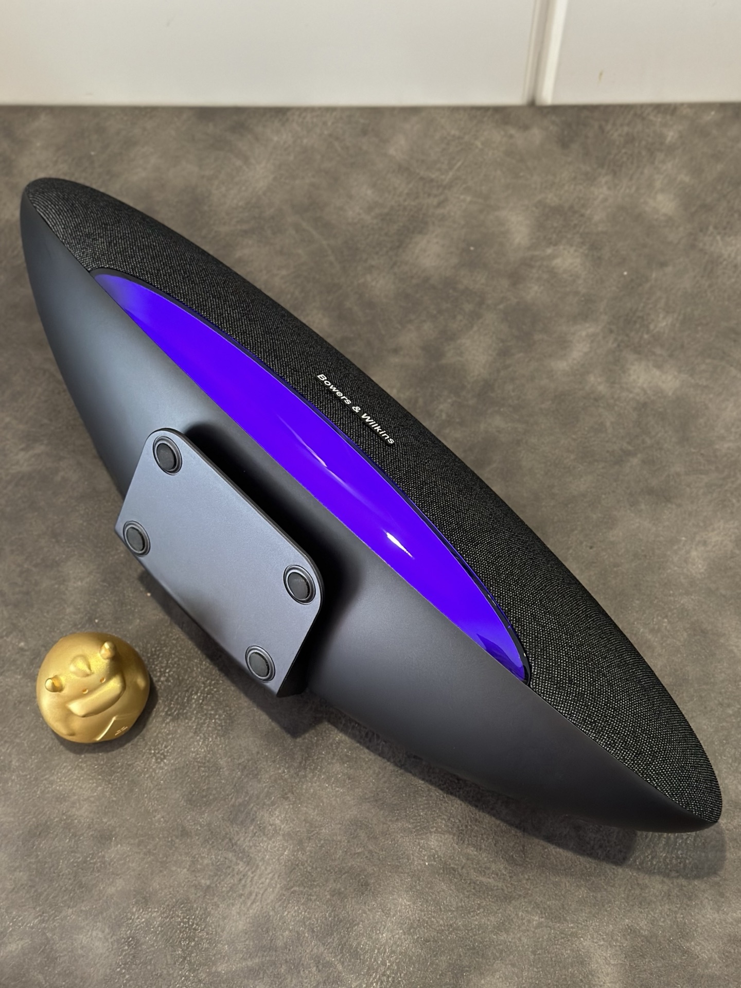 出厂批发价💰300
Bowers&Wilkins 宝华韦健飞艇音箱 ln出品
宝华韦健Bowers&Wilkins将科幻美学与声学科技完美融合,流线型一体式设计,金属哑光质感,仿佛一件悬浮的艺术品,为空间注入未来感与高级格调。
- 360°全景幻彩光域系统,内置128颗可编程RGB灯珠,支持声纹律动/氛围渐变/情绪呼吸等8种光效模式,灯光色温与音乐情绪智能联动!
「殿堂级声学架构」
动力核心:双核DSP数字功放平台,搭载200W峰值功率输出(RMS 120W),0.008%超低谐波失真
单元配置:2.75"钛膜球顶高音×2 + 5.25"凯夫拉中低音×1 + 双辐射器低频增强系统
「支持双设备串联」
▶ 客厅:5.1虚拟环绕声技术打造私人影院
▶ 派对:动态低音增强技术+光效联动燃爆现场
▶ 户外:IP67防护等级+8小时续航战神
▶ 创作:ASIO超低延迟监听模式(18ms)
产品参数
音箱尺寸480×138×150mm 净重1.9kg左右
内置大容量电池 支持户外露营携带
支持蓝牙/U盘/SD卡/电脑音频等播放方式
售后保修三个月 不影响二次销售支持退换
宝华韦健飞碟 不仅是音响 更是品味与科技的象征‼️