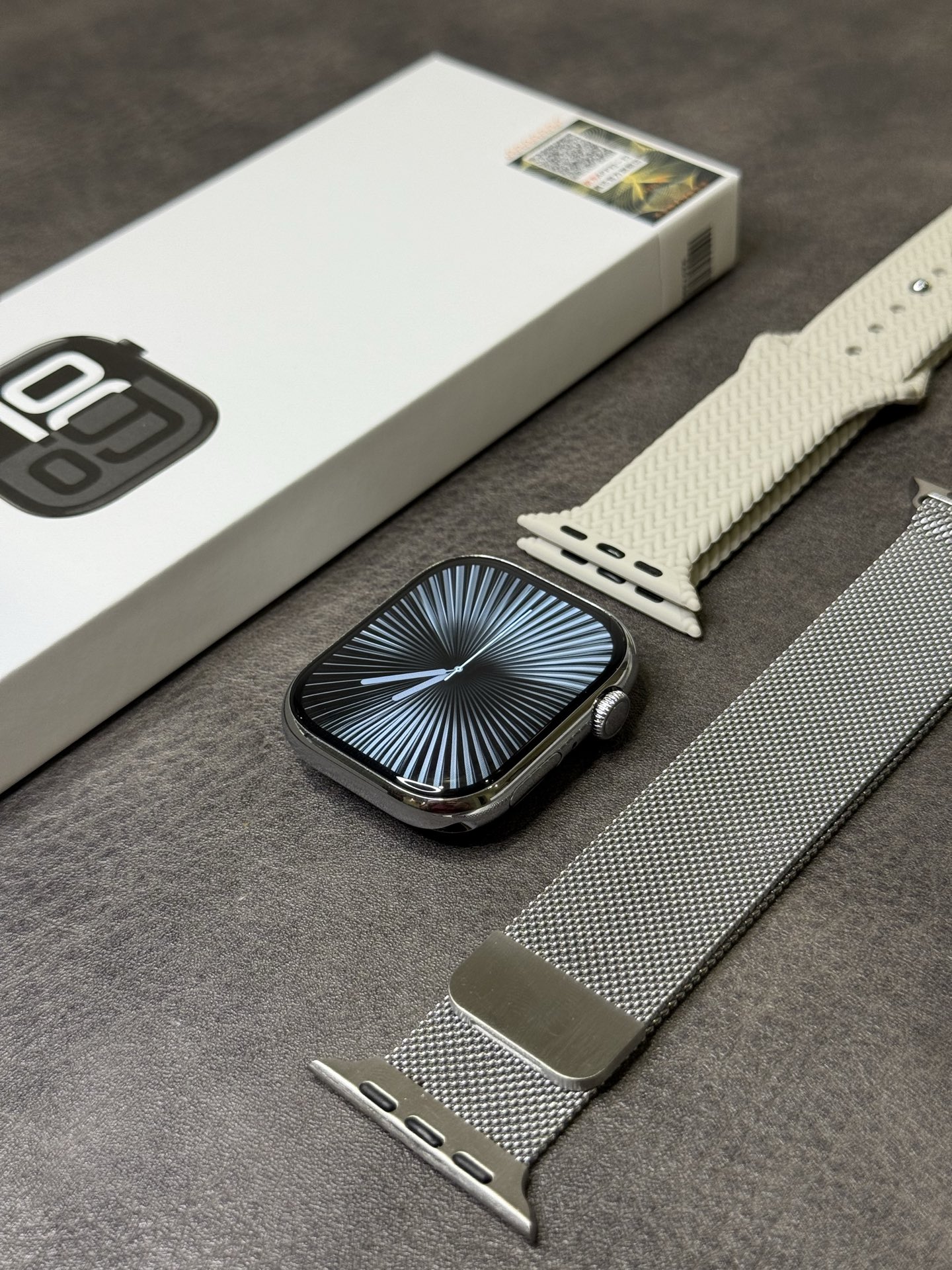 支持登录微信‼️💰190
苹果Apple Watch S10 苹果手表 京东升级版
新增回复微信消息功能‼️各位期待的升级款来了
目前唯一能在手表上直接回复微信消息的1:1苹果手表
莆田京东升级款 外包装跟正品一样带苹果图标
到手逼格跟正品无异！区别市面华强北一眼假版本
46mm不锈钢表壳 标配Amoled高清屏 黑边非常小
398mah高压电池 常规使用续航可达3天左右 
全触海栎创816D触控方案 操作顺滑 运行流畅不卡顿
IP67级防水日常洗手/淋雨都不怕
新增功能1️⃣
健康监测，贴心守护：内置专业的心率、血压、血氧传感器，实时精准监测身体指标。睡眠监测功能也很强大，能分析睡眠质量，给出改善建议，就像私人健康管家，时刻关注身体状况
新增功能2️⃣
蓝牙5.3连接超稳定，来电、短信、微信等通知实时提醒，支持手表回复微信消息！AI语音助手超智能，查天气、设闹钟等
新增功能3️⃣
支持运动记录助力锻炼：支持跑步、骑行、瑜伽等几十种运动模式，自动识别运动状态，精准记录运动轨迹、步数、卡路里消耗等数据。
新增功能4️⃣
支持微信、支付宝双支付，出门不用带钱包，抬手一扫就能付款，购物、乘车超方便。还具备NFC功能，刷门禁轻松进出小区、办公楼。
新增功能5️⃣
支持下载小软件 上传照片/音乐等操作
手表可存储音乐 不带手机也能连接蓝牙耳机听歌

功能非常多 欢迎各位到手亲自把玩！
手表支持售后保修
非人为造成的免费保修三个月 屏幕膜不撕支持退换‼️