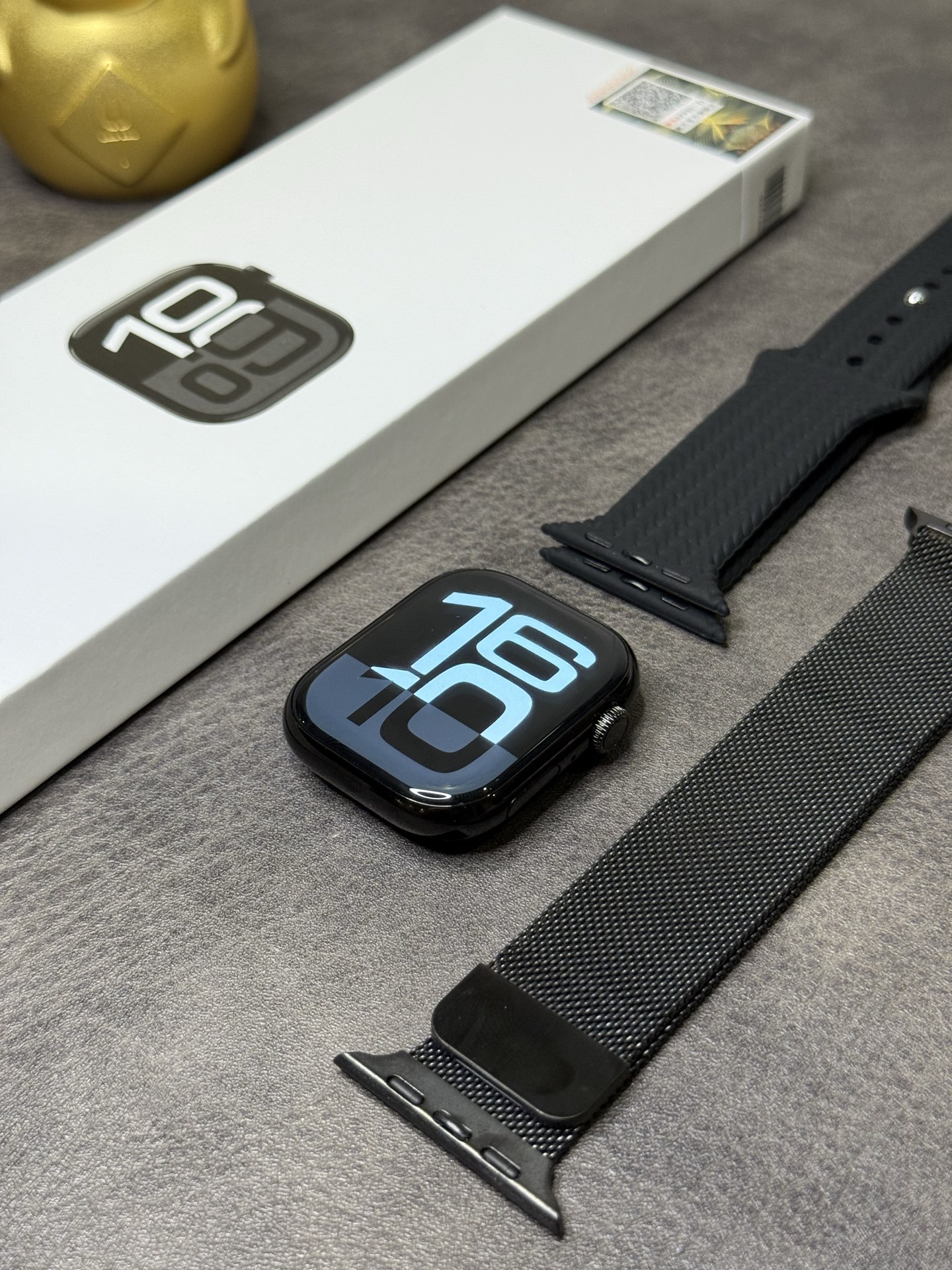 支持登录微信‼️💰190
苹果Apple Watch S10 苹果手表 京东升级版
新增回复微信消息功能‼️各位期待的升级款来了
目前唯一能在手表上直接回复微信消息的1:1苹果手表
莆田京东升级款 外包装跟正品一样带苹果图标
到手逼格跟正品无异！区别市面华强北一眼假版本
46mm不锈钢表壳 标配Amoled高清屏 黑边非常小
398mah高压电池 常规使用续航可达3天左右 
全触海栎创816D触控方案 操作顺滑 运行流畅不卡顿
IP67级防水日常洗手/淋雨都不怕
新增功能1️⃣
健康监测，贴心守护：内置专业的心率、血压、血氧传感器，实时精准监测身体指标。睡眠监测功能也很强大，能分析睡眠质量，给出改善建议，就像私人健康管家，时刻关注身体状况
新增功能2️⃣
蓝牙5.3连接超稳定，来电、短信、微信等通知实时提醒，支持手表回复微信消息！AI语音助手超智能，查天气、设闹钟等
新增功能3️⃣
支持运动记录助力锻炼：支持跑步、骑行、瑜伽等几十种运动模式，自动识别运动状态，精准记录运动轨迹、步数、卡路里消耗等数据。
新增功能4️⃣
支持微信、支付宝双支付，出门不用带钱包，抬手一扫就能付款，购物、乘车超方便。还具备NFC功能，刷门禁轻松进出小区、办公楼。
新增功能5️⃣
支持下载小软件 上传照片/音乐等操作
手表可存储音乐 不带手机也能连接蓝牙耳机听歌

功能非常多 欢迎各位到手亲自把玩！
手表支持售后保修
非人为造成的免费保修三个月 屏幕膜不撕支持退换‼️