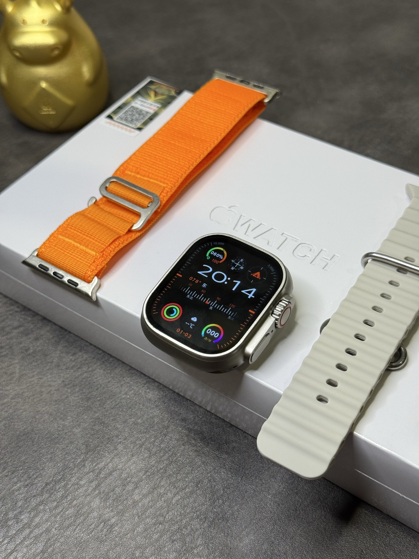支持登录微信‼️💰200
苹果AppleWatch Ultra2苹果手表 京东升级版
新增回复微信消息功能‼️各位期待的升级款来了
目前唯一能在手表上直接回复微信消息的1:1苹果手表
莆田京东升级款 外包装跟正品一样带苹果图标
到手逼格跟正品无异！区别市面华强北一眼假版本
49mm钛合金边框 标配Amoled高清屏 黑边非常小
398mah高压电池 常规使用续航可达3天左右 
全触海栎创816D触控方案 操作顺滑 运行流畅不卡顿
IP67级防水日常洗手/淋雨都不怕
新增功能1️⃣
健康监测，贴心守护：内置专业的心率、血压、血氧传感器，实时精准监测身体指标。睡眠监测功能也很强大，能分析睡眠质量，给出改善建议，就像私人健康管家，时刻关注身体状况
新增功能2️⃣
蓝牙5.3连接超稳定，来电、短信、微信等通知实时提醒，支持手表回复微信消息！AI语音助手超智能，查天气、设闹钟等
新增功能3️⃣
支持运动记录助力锻炼：支持跑步、骑行、瑜伽等几十种运动模式，自动识别运动状态，精准记录运动轨迹、步数、卡路里消耗等数据。
新增功能4️⃣
支持微信、支付宝双支付，出门不用带钱包，抬手一扫就能付款，购物、乘车超方便。还具备NFC功能，刷门禁轻松进出小区、办公楼。
新增功能5️⃣
支持下载小软件 上传照片/音乐等操作
手表可存储音乐 不带手机也能连接蓝牙耳机听歌

功能非常多 欢迎各位到手亲自把玩！
手表支持售后保修
非人为造成的免费保修三个月 屏幕膜不撕支持退换‼️