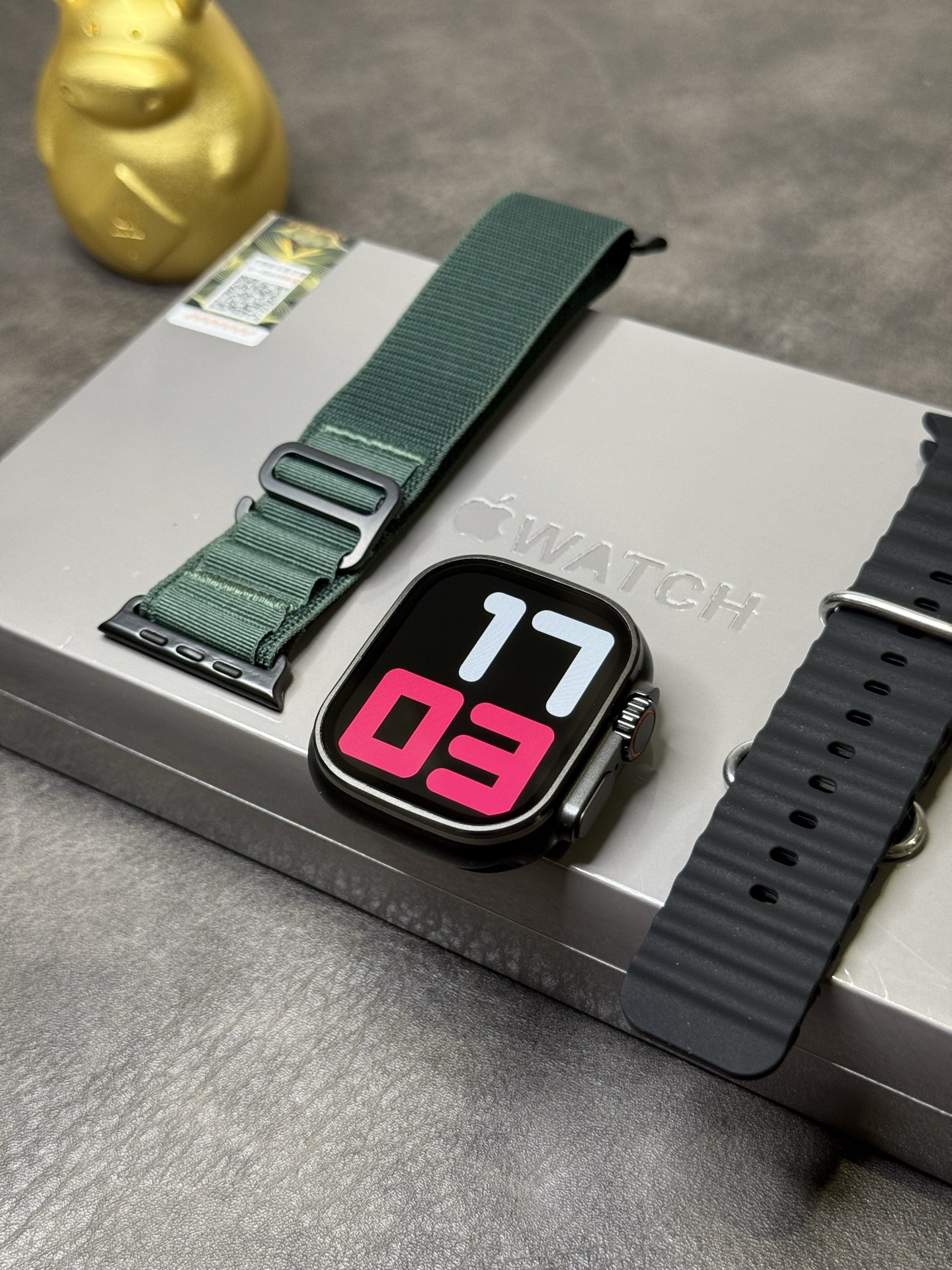 支持登录微信‼️💰200
苹果AppleWatch Ultra2苹果手表 京东升级版
新增回复微信消息功能‼️各位期待的升级款来了
目前唯一能在手表上直接回复微信消息的1:1苹果手表
莆田京东升级款 外包装跟正品一样带苹果图标
到手逼格跟正品无异！区别市面华强北一眼假版本
49mm钛合金边框 标配Amoled高清屏 黑边非常小
398mah高压电池 常规使用续航可达3天左右 
全触海栎创816D触控方案 操作顺滑 运行流畅不卡顿
IP67级防水日常洗手/淋雨都不怕
新增功能1️⃣
健康监测，贴心守护：内置专业的心率、血压、血氧传感器，实时精准监测身体指标。睡眠监测功能也很强大，能分析睡眠质量，给出改善建议，就像私人健康管家，时刻关注身体状况
新增功能2️⃣
蓝牙5.3连接超稳定，来电、短信、微信等通知实时提醒，支持手表回复微信消息！AI语音助手超智能，查天气、设闹钟等
新增功能3️⃣
支持运动记录助力锻炼：支持跑步、骑行、瑜伽等几十种运动模式，自动识别运动状态，精准记录运动轨迹、步数、卡路里消耗等数据。
新增功能4️⃣
支持微信、支付宝双支付，出门不用带钱包，抬手一扫就能付款，购物、乘车超方便。还具备NFC功能，刷门禁轻松进出小区、办公楼。
新增功能5️⃣
支持下载小软件 上传照片/音乐等操作
手表可存储音乐 不带手机也能连接蓝牙耳机听歌

功能非常多 欢迎各位到手亲自把玩！
手表支持售后保修
非人为造成的免费保修三个月 屏幕膜不撕支持退换‼️