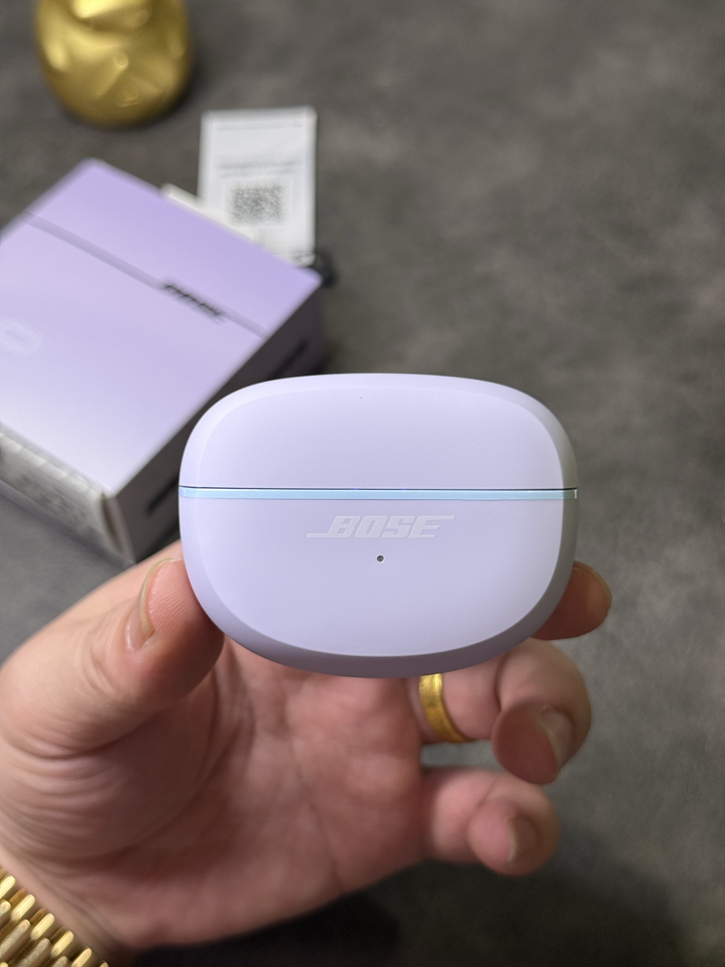 出厂批发价💰150
Bose Ultra耳夹式开放式耳机 ln毒版
外贸大客户订单 出口国外当原装卖的品质
莆田最高版本 包装序列号一机一码 支持注册
区别市面华强北那种几十块的错误版便宜货
欢迎各位对此正品 渠道资源源头厂家供应
Bose Ultra独特耳夹式设计
轻巧不压耳朵 也可充当耳环装饰 视觉效果直接拉满
超软硅胶柔性带 贴合不同耳型 长时间佩戴也毫无负担
跑步/骑车等激烈运动都不怕掉落 安全又自在。
喇叭参数:采用12mm动圈单元,搭载沉浸空间音频技术,声音清晰没杂音,戴上像把小音箱挂耳边,听歌、追剧超有感觉!
超长待机:充满电能听7小时,充电盒还能再补19.5小时,充电10分钟就能听2小时,电量焦虑不存在!
防水抗造:IPX4防水,运动出汗、突然下雨都不怕,随便用不心疼!
想解放耳朵、轻松听歌?Bose Ultra闭眼入!
本产品支持售后
非人为问题保修三个月 外观没磨损可以退换