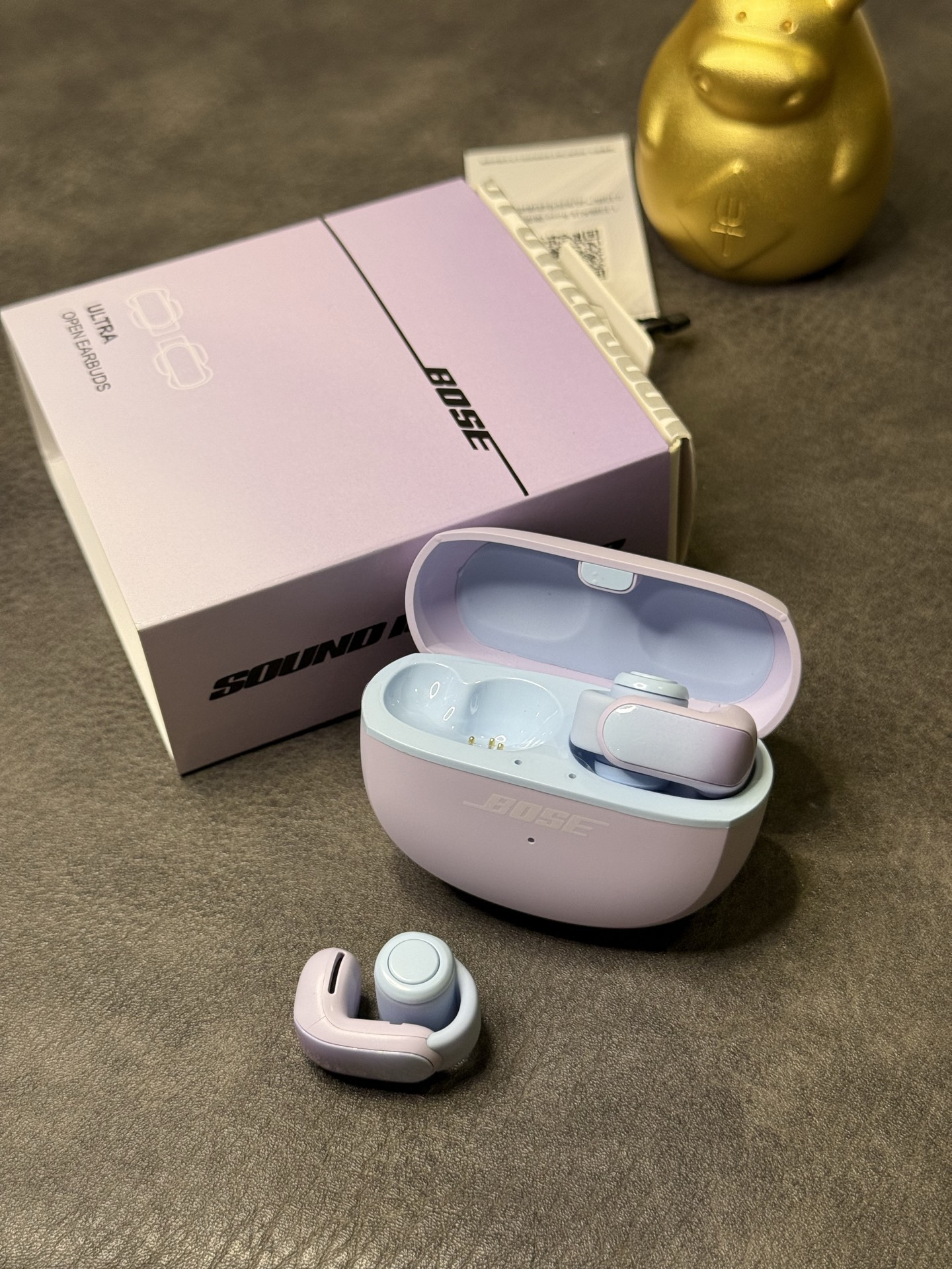 出厂批发价💰150
Bose Ultra耳夹式开放式耳机 ln毒版
外贸大客户订单 出口国外当原装卖的品质
莆田最高版本 包装序列号一机一码 支持注册
区别市面华强北那种几十块的错误版便宜货
欢迎各位对此正品 渠道资源源头厂家供应
Bose Ultra独特耳夹式设计
轻巧不压耳朵 也可充当耳环装饰 视觉效果直接拉满
超软硅胶柔性带 贴合不同耳型 长时间佩戴也毫无负担
跑步/骑车等激烈运动都不怕掉落 安全又自在。
喇叭参数:采用12mm动圈单元,搭载沉浸空间音频技术,声音清晰没杂音,戴上像把小音箱挂耳边,听歌、追剧超有感觉!
超长待机:充满电能听7小时,充电盒还能再补19.5小时,充电10分钟就能听2小时,电量焦虑不存在!
防水抗造:IPX4防水,运动出汗、突然下雨都不怕,随便用不心疼!
想解放耳朵、轻松听歌?Bose Ultra闭眼入!
本产品支持售后
非人为问题保修三个月 外观没磨损可以退换