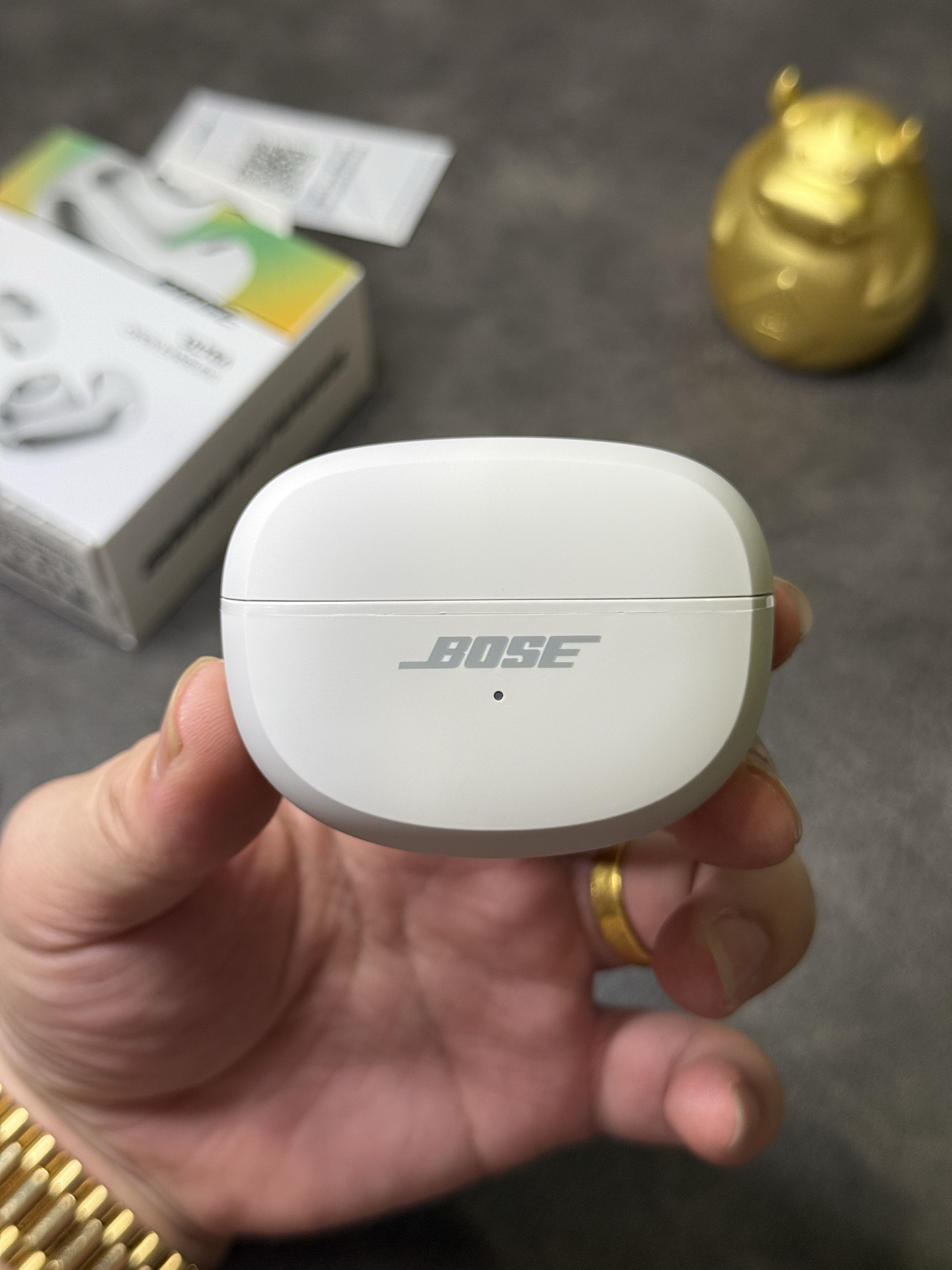 出厂批发价💰150
Bose Ultra耳夹式开放式耳机 ln毒版
外贸大客户订单 出口国外当原装卖的品质
莆田最高版本 包装序列号一机一码 支持注册
区别市面华强北那种几十块的错误版便宜货
欢迎各位对此正品 渠道资源源头厂家供应
Bose Ultra独特耳夹式设计
轻巧不压耳朵 也可充当耳环装饰 视觉效果直接拉满
超软硅胶柔性带 贴合不同耳型 长时间佩戴也毫无负担
跑步/骑车等激烈运动都不怕掉落 安全又自在。
喇叭参数:采用12mm动圈单元,搭载沉浸空间音频技术,声音清晰没杂音,戴上像把小音箱挂耳边,听歌、追剧超有感觉!
超长待机:充满电能听7小时,充电盒还能再补19.5小时,充电10分钟就能听2小时,电量焦虑不存在!
防水抗造:IPX4防水,运动出汗、突然下雨都不怕,随便用不心疼!
想解放耳朵、轻松听歌?Bose Ultra闭眼入!
本产品支持售后
非人为问题保修三个月 外观没磨损可以退换