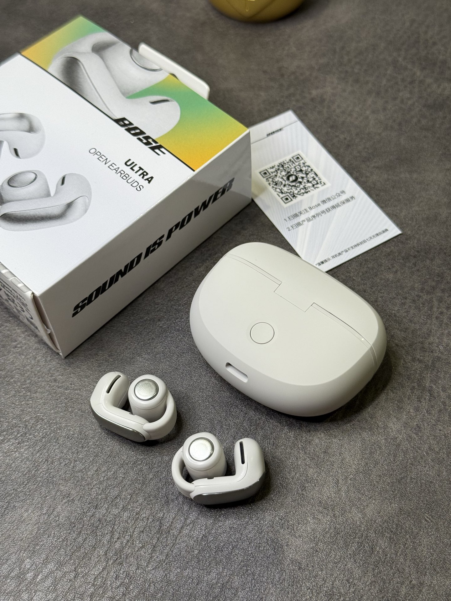 出厂批发价💰150
Bose Ultra耳夹式开放式耳机 ln毒版
外贸大客户订单 出口国外当原装卖的品质
莆田最高版本 包装序列号一机一码 支持注册
区别市面华强北那种几十块的错误版便宜货
欢迎各位对此正品 渠道资源源头厂家供应
Bose Ultra独特耳夹式设计
轻巧不压耳朵 也可充当耳环装饰 视觉效果直接拉满
超软硅胶柔性带 贴合不同耳型 长时间佩戴也毫无负担
跑步/骑车等激烈运动都不怕掉落 安全又自在。
喇叭参数:采用12mm动圈单元,搭载沉浸空间音频技术,声音清晰没杂音,戴上像把小音箱挂耳边,听歌、追剧超有感觉!
超长待机:充满电能听7小时,充电盒还能再补19.5小时,充电10分钟就能听2小时,电量焦虑不存在!
防水抗造:IPX4防水,运动出汗、突然下雨都不怕,随便用不心疼!
想解放耳朵、轻松听歌?Bose Ultra闭眼入!
本产品支持售后
非人为问题保修三个月 外观没磨损可以退换