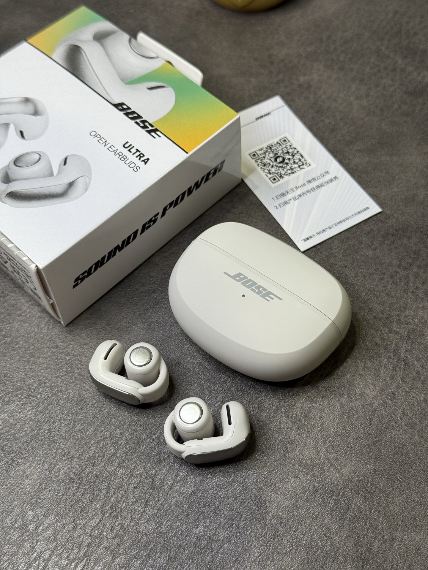 出厂批发价💰150
Bose Ultra耳夹式开放式耳机 ln毒版
外贸大客户订单 出口国外当原装卖的品质
莆田最高版本 包装序列号一机一码 支持注册
区别市面华强北那种几十块的错误版便宜货
欢迎各位对此正品 渠道资源源头厂家供应
Bose Ultra独特耳夹式设计
轻巧不压耳朵 也可充当耳环装饰 视觉效果直接拉满
超软硅胶柔性带 贴合不同耳型 长时间佩戴也毫无负担
跑步/骑车等激烈运动都不怕掉落 安全又自在。
喇叭参数:采用12mm动圈单元,搭载沉浸空间音频技术,声音清晰没杂音,戴上像把小音箱挂耳边,听歌、追剧超有感觉!
超长待机:充满电能听7小时,充电盒还能再补19.5小时,充电10分钟就能听2小时,电量焦虑不存在!
防水抗造:IPX4防水,运动出汗、突然下雨都不怕,随便用不心疼!
想解放耳朵、轻松听歌?Bose Ultra闭眼入!
本产品支持售后
非人为问题保修三个月 外观没磨损可以退换