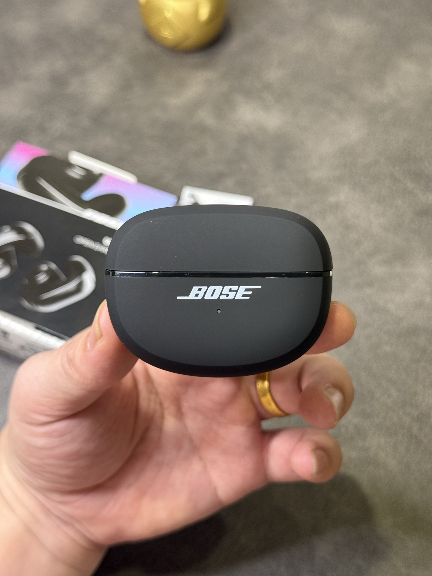 出厂批发价💰150
Bose Ultra耳夹式开放式耳机 ln毒版
外贸大客户订单 出口国外当原装卖的品质
莆田最高版本 包装序列号一机一码 支持注册
区别市面华强北那种几十块的错误版便宜货
欢迎各位对此正品 渠道资源源头厂家供应
Bose Ultra独特耳夹式设计
轻巧不压耳朵 也可充当耳环装饰 视觉效果直接拉满
超软硅胶柔性带 贴合不同耳型 长时间佩戴也毫无负担
跑步/骑车等激烈运动都不怕掉落 安全又自在。
喇叭参数:采用12mm动圈单元,搭载沉浸空间音频技术,声音清晰没杂音,戴上像把小音箱挂耳边,听歌、追剧超有感觉!
超长待机:充满电能听7小时,充电盒还能再补19.5小时,充电10分钟就能听2小时,电量焦虑不存在!
防水抗造:IPX4防水,运动出汗、突然下雨都不怕,随便用不心疼!
想解放耳朵、轻松听歌?Bose Ultra闭眼入!
本产品支持售后
非人为问题保修三个月 外观没磨损可以退换