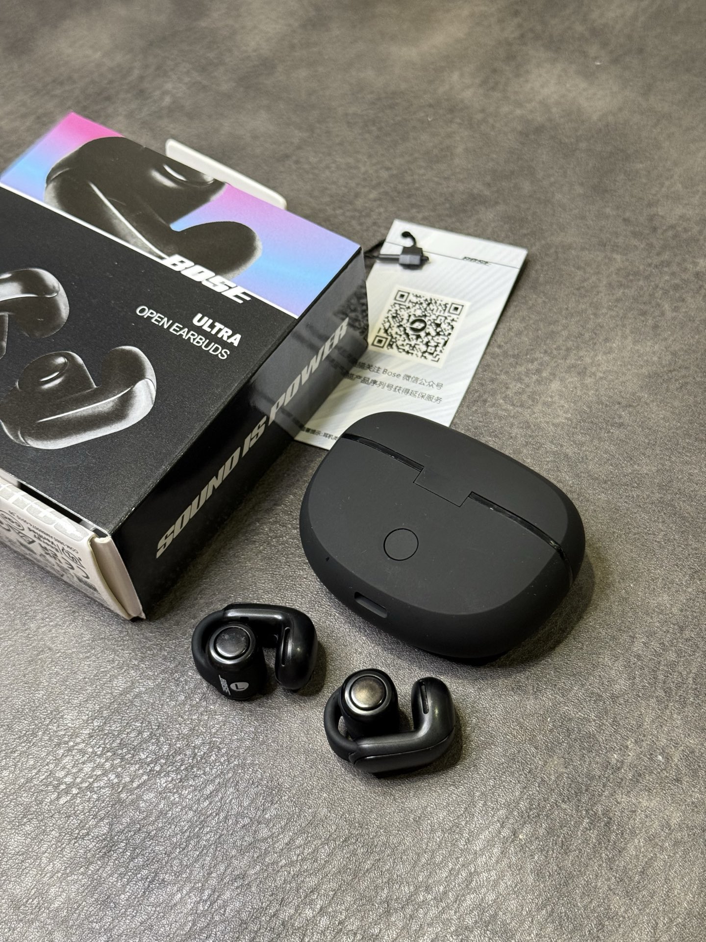 出厂批发价💰150
Bose Ultra耳夹式开放式耳机 ln毒版
外贸大客户订单 出口国外当原装卖的品质
莆田最高版本 包装序列号一机一码 支持注册
区别市面华强北那种几十块的错误版便宜货
欢迎各位对此正品 渠道资源源头厂家供应
Bose Ultra独特耳夹式设计
轻巧不压耳朵 也可充当耳环装饰 视觉效果直接拉满
超软硅胶柔性带 贴合不同耳型 长时间佩戴也毫无负担
跑步/骑车等激烈运动都不怕掉落 安全又自在。
喇叭参数:采用12mm动圈单元,搭载沉浸空间音频技术,声音清晰没杂音,戴上像把小音箱挂耳边,听歌、追剧超有感觉!
超长待机:充满电能听7小时,充电盒还能再补19.5小时,充电10分钟就能听2小时,电量焦虑不存在!
防水抗造:IPX4防水,运动出汗、突然下雨都不怕,随便用不心疼!
想解放耳朵、轻松听歌?Bose Ultra闭眼入!
本产品支持售后
非人为问题保修三个月 外观没磨损可以退换