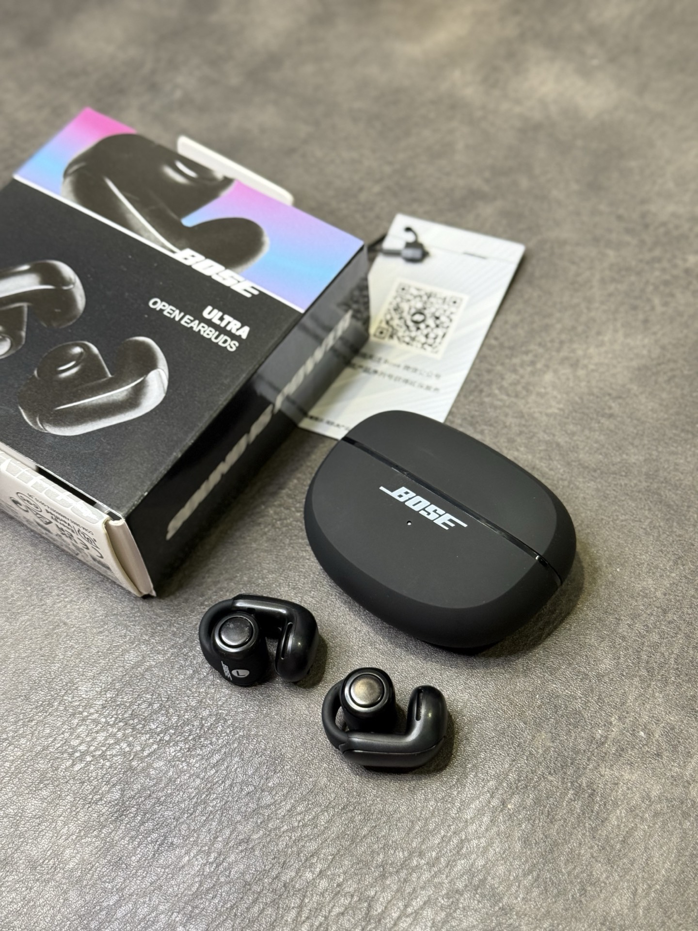 出厂批发价💰150
Bose Ultra耳夹式开放式耳机 ln毒版
外贸大客户订单 出口国外当原装卖的品质
莆田最高版本 包装序列号一机一码 支持注册
区别市面华强北那种几十块的错误版便宜货
欢迎各位对此正品 渠道资源源头厂家供应
Bose Ultra独特耳夹式设计
轻巧不压耳朵 也可充当耳环装饰 视觉效果直接拉满
超软硅胶柔性带 贴合不同耳型 长时间佩戴也毫无负担
跑步/骑车等激烈运动都不怕掉落 安全又自在。
喇叭参数:采用12mm动圈单元,搭载沉浸空间音频技术,声音清晰没杂音,戴上像把小音箱挂耳边,听歌、追剧超有感觉!
超长待机:充满电能听7小时,充电盒还能再补19.5小时,充电10分钟就能听2小时,电量焦虑不存在!
防水抗造:IPX4防水,运动出汗、突然下雨都不怕,随便用不心疼!
想解放耳朵、轻松听歌?Bose Ultra闭眼入!
本产品支持售后
非人为问题保修三个月 外观没磨损可以退换