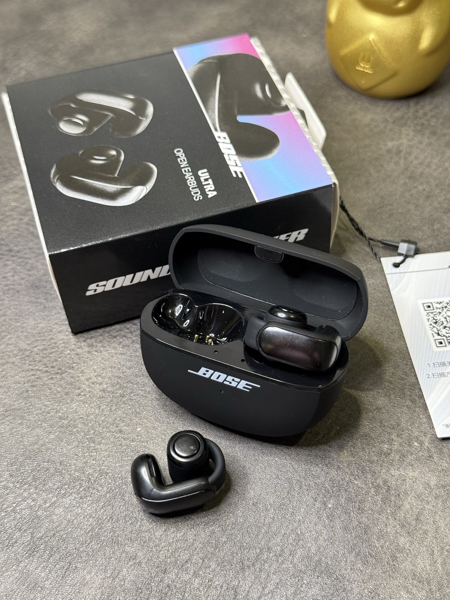 出厂批发价💰150
Bose Ultra耳夹式开放式耳机 ln毒版
外贸大客户订单 出口国外当原装卖的品质
莆田最高版本 包装序列号一机一码 支持注册
区别市面华强北那种几十块的错误版便宜货
欢迎各位对此正品 渠道资源源头厂家供应
Bose Ultra独特耳夹式设计
轻巧不压耳朵 也可充当耳环装饰 视觉效果直接拉满
超软硅胶柔性带 贴合不同耳型 长时间佩戴也毫无负担
跑步/骑车等激烈运动都不怕掉落 安全又自在。
喇叭参数:采用12mm动圈单元,搭载沉浸空间音频技术,声音清晰没杂音,戴上像把小音箱挂耳边,听歌、追剧超有感觉!
超长待机:充满电能听7小时,充电盒还能再补19.5小时,充电10分钟就能听2小时,电量焦虑不存在!
防水抗造:IPX4防水,运动出汗、突然下雨都不怕,随便用不心疼!
想解放耳朵、轻松听歌?Bose Ultra闭眼入!
本产品支持售后
非人为问题保修三个月 外观没磨损可以退换