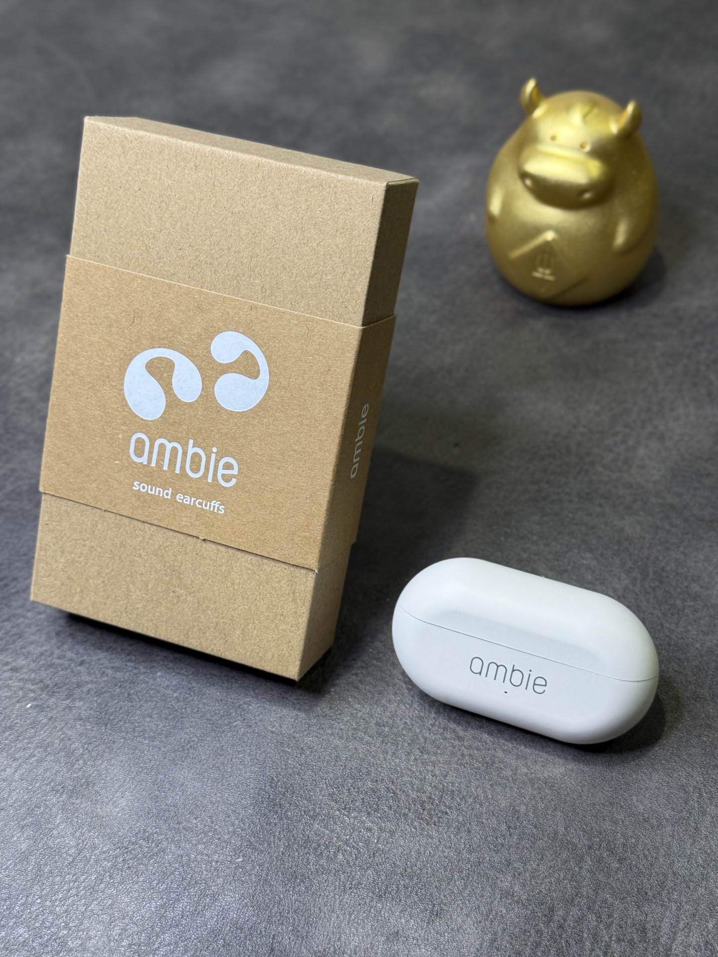 出厂批发价💰130
索尼ambie 空气/骨传导耳机 ln毒版
渠道高货 专供各大日本代购冲正混卖的货
耳机胶套跟正品通用 可自由更换颜色
充电仓/耳柄处都有激光刻码 
区别市面华强北几十块市面错误版便宜货

小红书网红博主推荐 耳夹式设计 可当绝美耳饰
戴着像个耳环 颜值非常高 跑步也不怕掉
5.0蓝牙稳定连接 接打电话非常方便

充满电续航时间可达6小时 待机3天左右
进口芯片 利用骨传导技术传音 
紧贴耳骨后声波直接通过骨头传至听觉神经
带来高品质音乐的同时还不伤耳膜 
耳环式佩戴 不入耳 告别闷热和各种不适‼

原装1:1牛皮纸包装
外观不磨损可退换 保修3个月