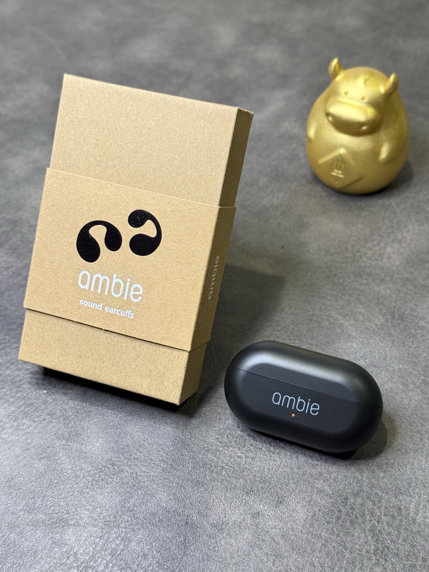 出厂批发价💰130
索尼ambie 空气/骨传导耳机 ln毒版
渠道高货 专供各大日本代购冲正混卖的货
耳机胶套跟正品通用 可自由更换颜色
充电仓/耳柄处都有激光刻码 
区别市面华强北几十块市面错误版便宜货

小红书网红博主推荐 耳夹式设计 可当绝美耳饰
戴着像个耳环 颜值非常高 跑步也不怕掉
5.0蓝牙稳定连接 接打电话非常方便

充满电续航时间可达6小时 待机3天左右
进口芯片 利用骨传导技术传音 
紧贴耳骨后声波直接通过骨头传至听觉神经
带来高品质音乐的同时还不伤耳膜 
耳环式佩戴 不入耳 告别闷热和各种不适‼

原装1:1牛皮纸包装
外观不磨损可退换 保修3个月