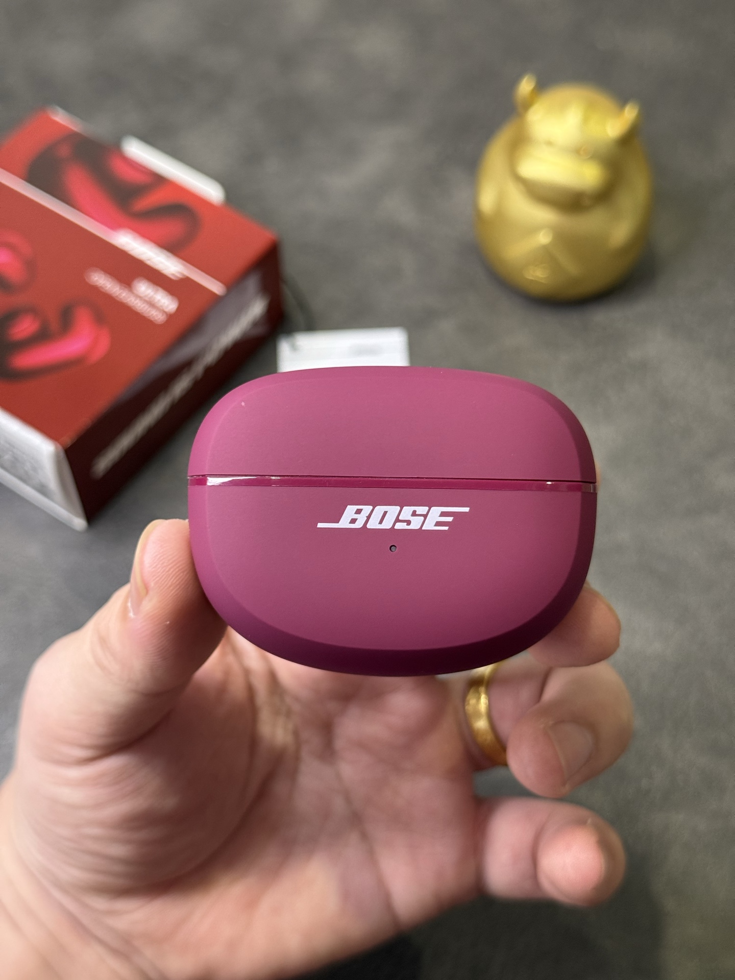 出厂批发价💰150
Bose Ultra耳夹式开放式耳机 ln毒版
外贸大客户订单 出口国外当原装卖的品质
莆田最高版本 包装序列号一机一码 支持注册
区别市面华强北那种几十块的错误版便宜货
欢迎各位对此正品 渠道资源源头厂家供应
Bose Ultra独特耳夹式设计
轻巧不压耳朵 也可充当耳环装饰 视觉效果直接拉满
超软硅胶柔性带 贴合不同耳型 长时间佩戴也毫无负担
跑步/骑车等激烈运动都不怕掉落 安全又自在。
喇叭参数:采用12mm动圈单元,搭载沉浸空间音频技术,声音清晰没杂音,戴上像把小音箱挂耳边,听歌、追剧超有感觉!
超长待机:充满电能听7小时,充电盒还能再补19.5小时,充电10分钟就能听2小时,电量焦虑不存在!
防水抗造:IPX4防水,运动出汗、突然下雨都不怕,随便用不心疼!
想解放耳朵、轻松听歌?Bose Ultra闭眼入!
本产品支持售后
非人为问题保修三个月 外观没磨损可以退换