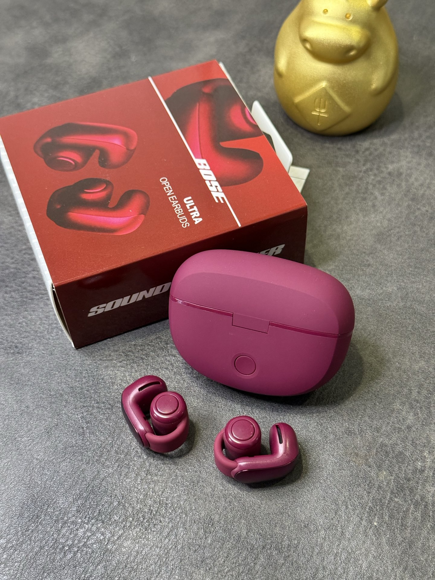 出厂批发价💰150
Bose Ultra耳夹式开放式耳机 ln毒版
外贸大客户订单 出口国外当原装卖的品质
莆田最高版本 包装序列号一机一码 支持注册
区别市面华强北那种几十块的错误版便宜货
欢迎各位对此正品 渠道资源源头厂家供应
Bose Ultra独特耳夹式设计
轻巧不压耳朵 也可充当耳环装饰 视觉效果直接拉满
超软硅胶柔性带 贴合不同耳型 长时间佩戴也毫无负担
跑步/骑车等激烈运动都不怕掉落 安全又自在。
喇叭参数:采用12mm动圈单元,搭载沉浸空间音频技术,声音清晰没杂音,戴上像把小音箱挂耳边,听歌、追剧超有感觉!
超长待机:充满电能听7小时,充电盒还能再补19.5小时,充电10分钟就能听2小时,电量焦虑不存在!
防水抗造:IPX4防水,运动出汗、突然下雨都不怕,随便用不心疼!
想解放耳朵、轻松听歌?Bose Ultra闭眼入!
本产品支持售后
非人为问题保修三个月 外观没磨损可以退换