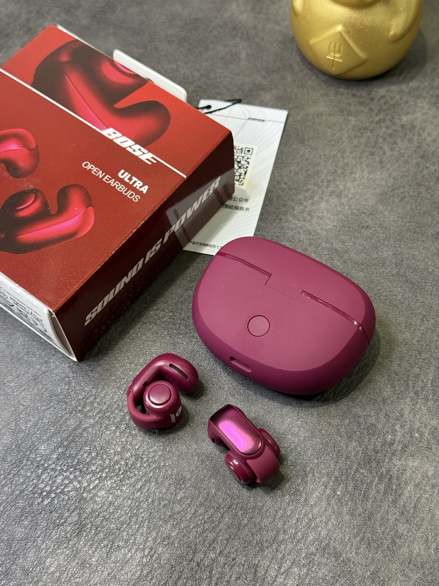 出厂批发价💰150
Bose Ultra耳夹式开放式耳机 ln毒版
外贸大客户订单 出口国外当原装卖的品质
莆田最高版本 包装序列号一机一码 支持注册
区别市面华强北那种几十块的错误版便宜货
欢迎各位对此正品 渠道资源源头厂家供应
Bose Ultra独特耳夹式设计
轻巧不压耳朵 也可充当耳环装饰 视觉效果直接拉满
超软硅胶柔性带 贴合不同耳型 长时间佩戴也毫无负担
跑步/骑车等激烈运动都不怕掉落 安全又自在。
喇叭参数:采用12mm动圈单元,搭载沉浸空间音频技术,声音清晰没杂音,戴上像把小音箱挂耳边,听歌、追剧超有感觉!
超长待机:充满电能听7小时,充电盒还能再补19.5小时,充电10分钟就能听2小时,电量焦虑不存在!
防水抗造:IPX4防水,运动出汗、突然下雨都不怕,随便用不心疼!
想解放耳朵、轻松听歌?Bose Ultra闭眼入!
本产品支持售后
非人为问题保修三个月 外观没磨损可以退换