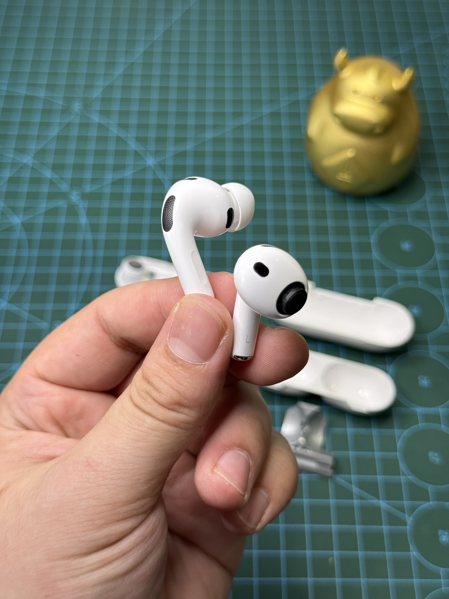 新款开发中~ 苹果AirPodsPro3耳机 原装机器开模 耳机壳料细节非常完美