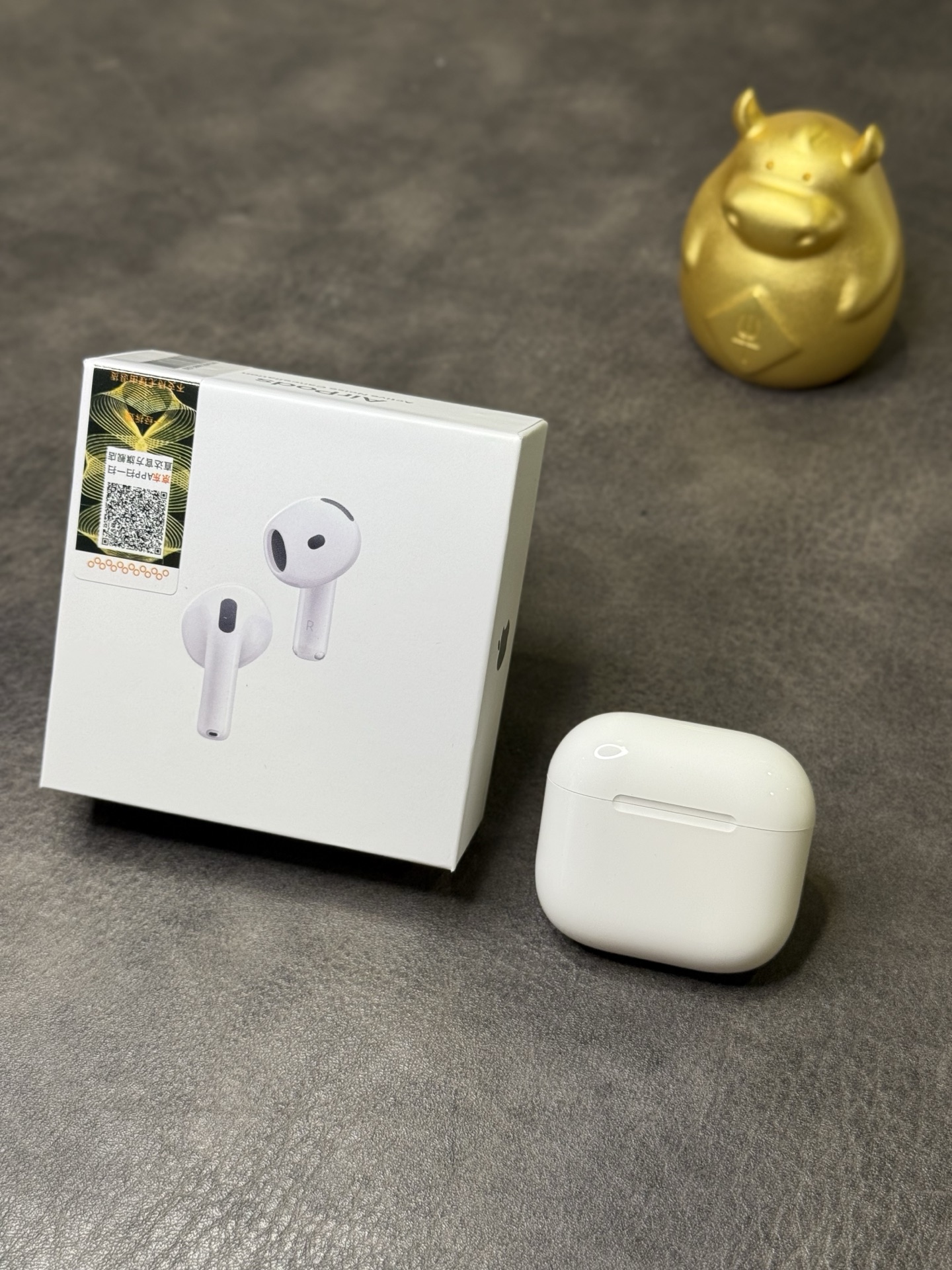 出厂批发价💰130
苹果AirPods4 带ANC降噪 京东充正版✔️
全新升级悦虎1562ae芯片 市面顶流版本
莆田工厂订单 质量绝对顶呱呱 高端客户首选‼️
正品一样的品质 真实35db降噪通透效果
升级头部动作感知 点头接听电话/摇头拒绝接听
带自适应音频 个性化音量 对话感知等
全新升级芯片 带陀螺仪 真实空间音频头部跟踪 

真实降噪 通透 真实语言助手 可通过耳机唤醒Siri 
支持iOS18系统弹窗 完美解决假货无法验证界面
新款C口充电孔 隐藏式指示灯 背面按键取消
采用全新升级敲击连接方式 充电仓底部带外放喇叭
支持无线充 纽扣电池单耳续航长达7小时 
本机带序列号 五码合一 官网同步可查！
改名 定位 触控操作 入耳检测 原装有的功能全部实现
质量非常顶 区别市面通货 欢迎对比打脸 
报货默认赠送保护壳 无线充 发票 京东包装盒等
售后保修三个月 耳机外观没磨损15天内可退换‼️