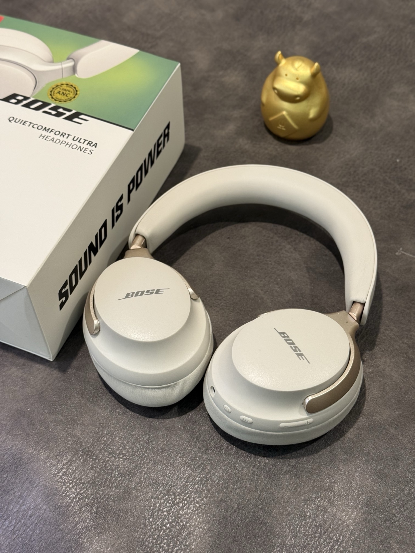 出厂批发价 Bose QuietComfort Ultra 头戴式耳机 原装1:1版本出货 专供大外贸客户充正的渠道货 真实降噪效果 秒杀市面华强北几十块的电子垃圾 正品同款ANC降噪 嘈杂工作环境人群的福音耳机 真实降噪效果 区别市面几十块没有降噪效果的样子货 声学毕业研究生调教 植入SUB环绕音效 欢迎品鉴 音质 效果直接对标千元级别耳机 非常推荐入手 ️ 正品同款小牛皮耳罩 质地柔软 内置吸音海绵耳塞 佩戴非常舒服 不会压耳朵 适合长时间佩戴 目前唯一带降噪的版本 认准ln出品 天花板品质 市面便宜通货太多 认准图中实拍红色京东标签 正品怎样到手就是怎样 音质效果不满意随意退 ️ 全套原盒包装 官网十分之一的价格给你同等体验 售后保修三个月 包装完好外观没磨损支持退换!